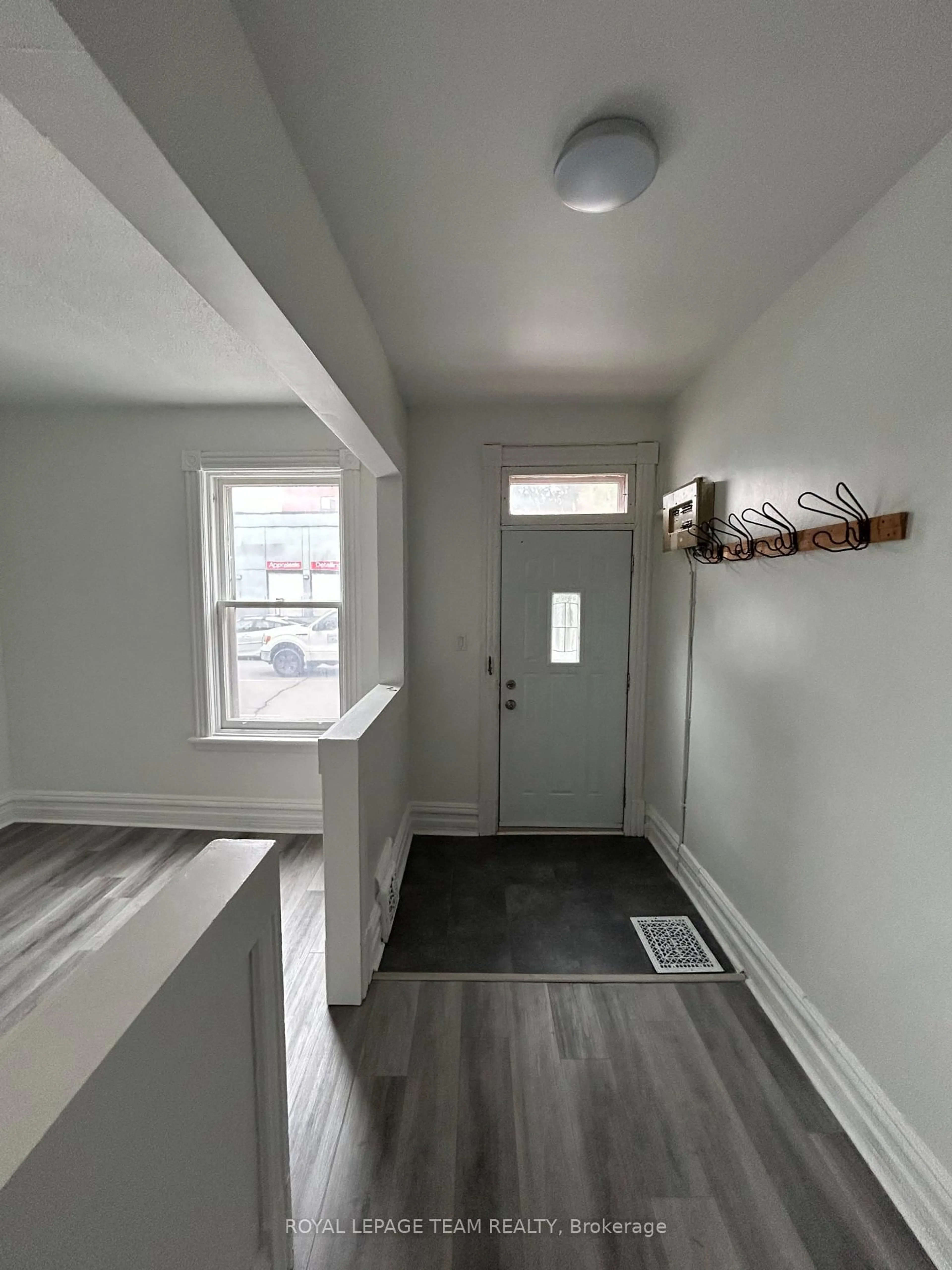 Indoor entryway for 308 CUMBERLAND St, Ottawa Ontario K1N 7H9