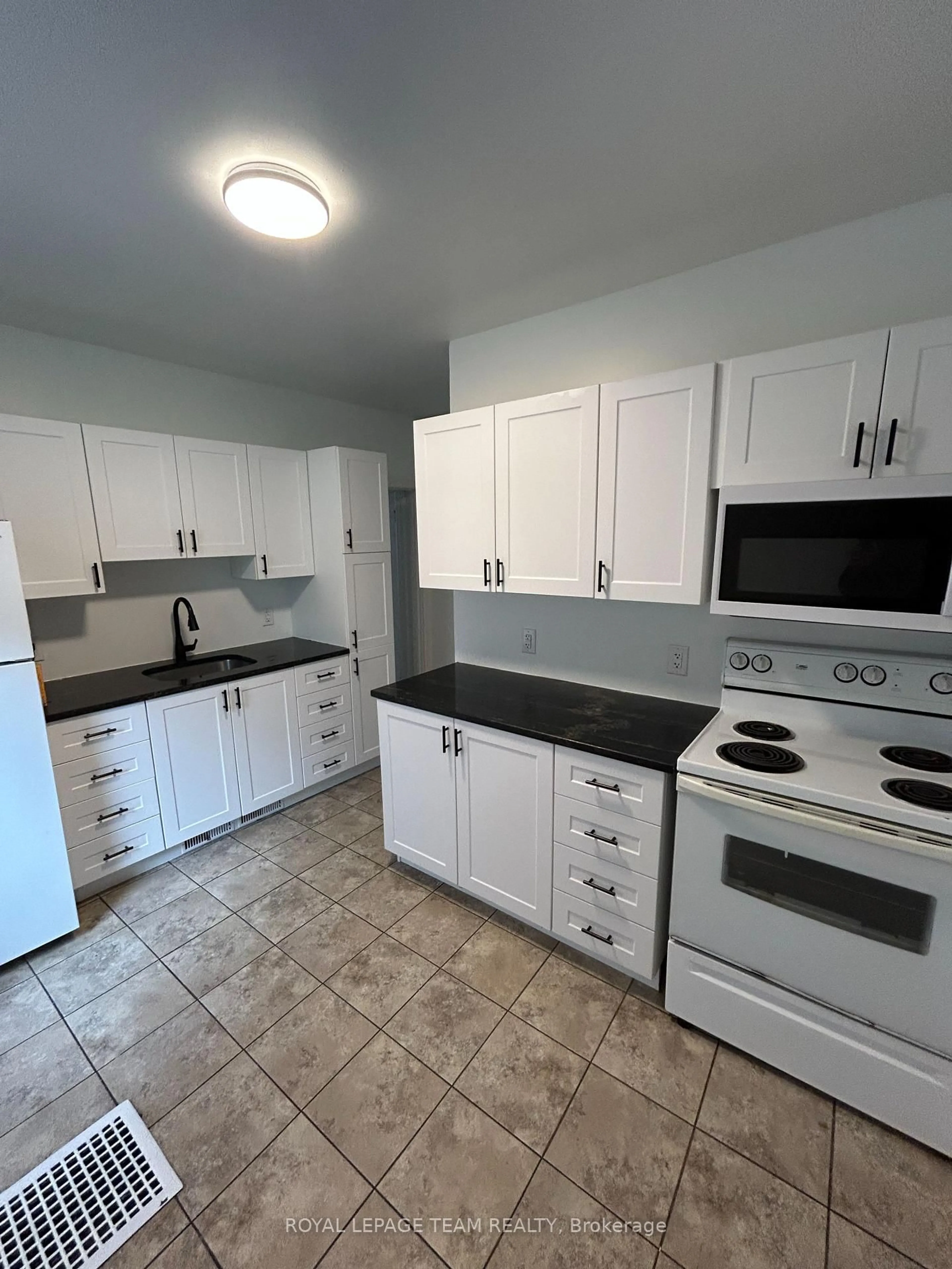 Standard kitchen, ceramic/tile floor for 308 CUMBERLAND St, Ottawa Ontario K1N 7H9