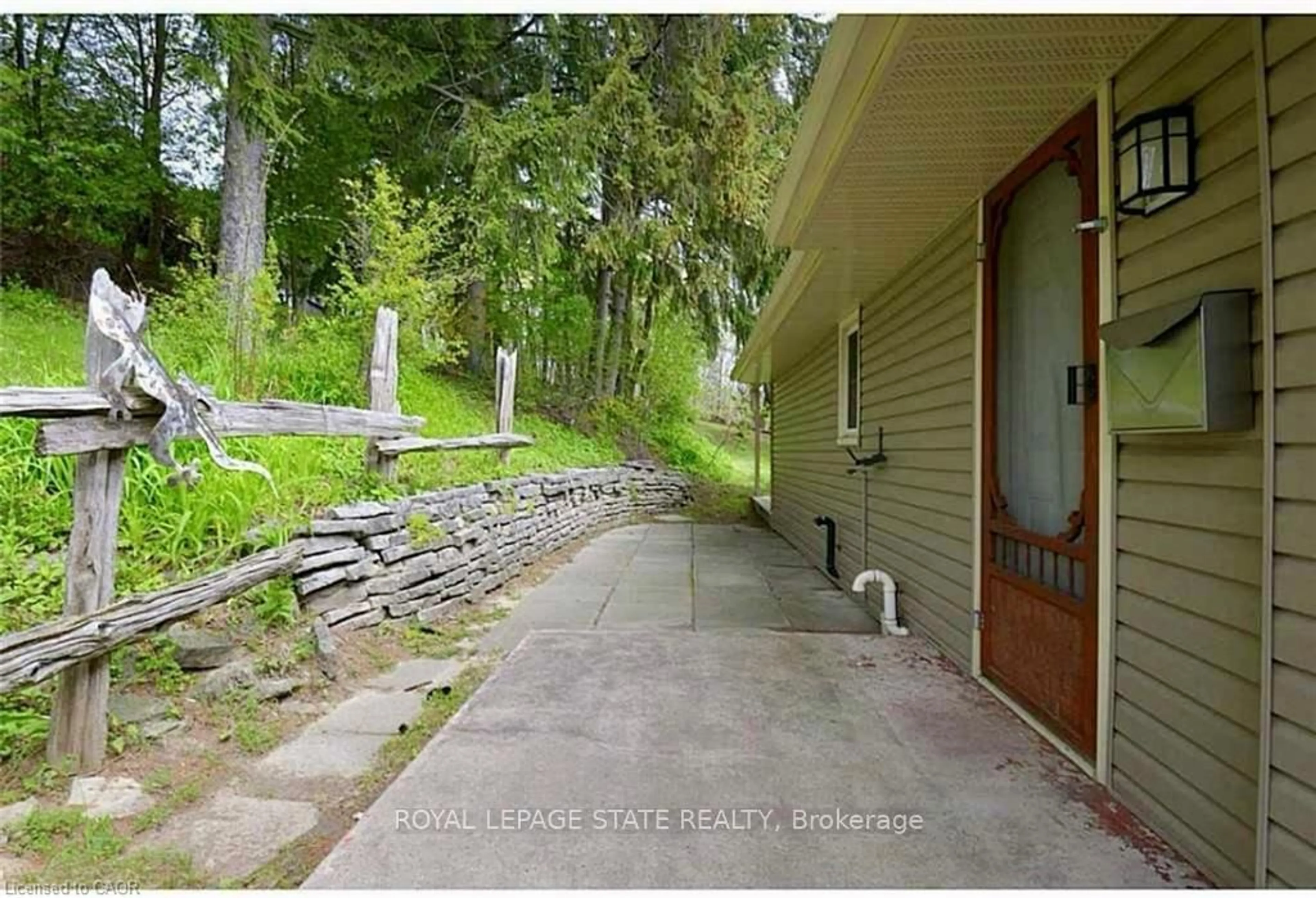 Patio, unknown for 6 Begue St, Hamilton Ontario L9H 2N2