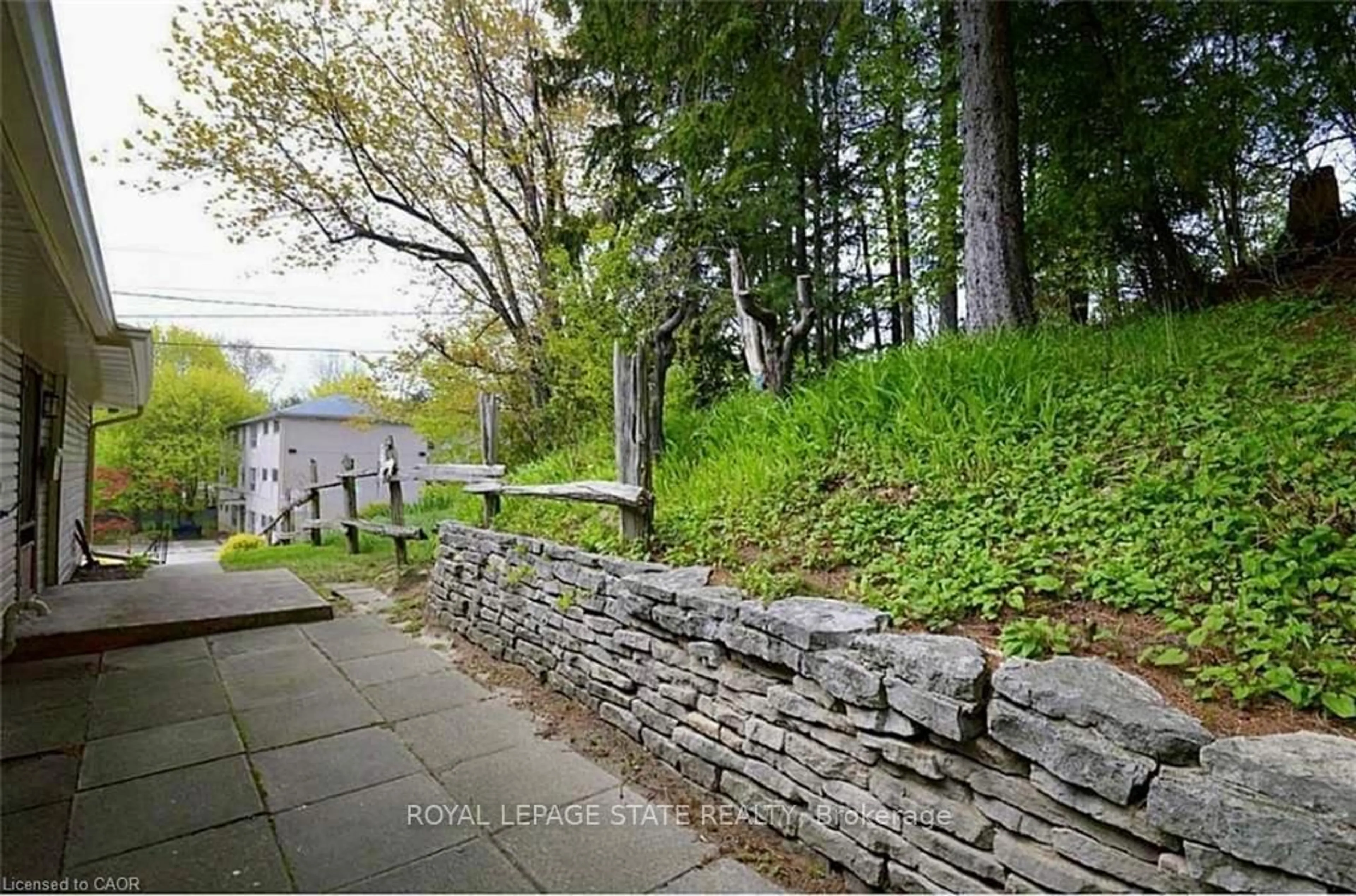 Patio, street for 6 Begue St, Hamilton Ontario L9H 2N2