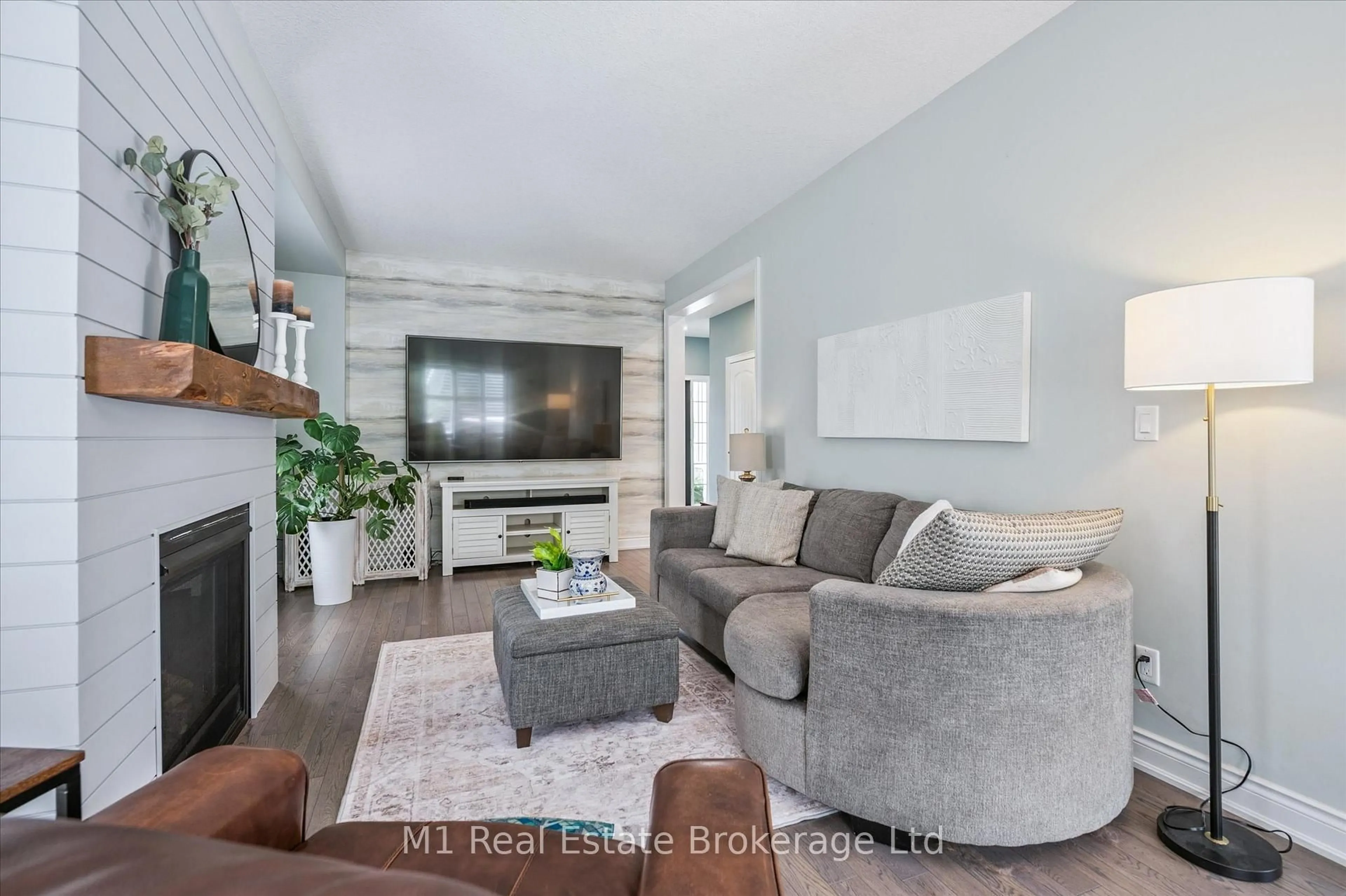 Living room with furniture, unknown for 62 Ryan St, Centre Wellington Ontario N1M 0C9