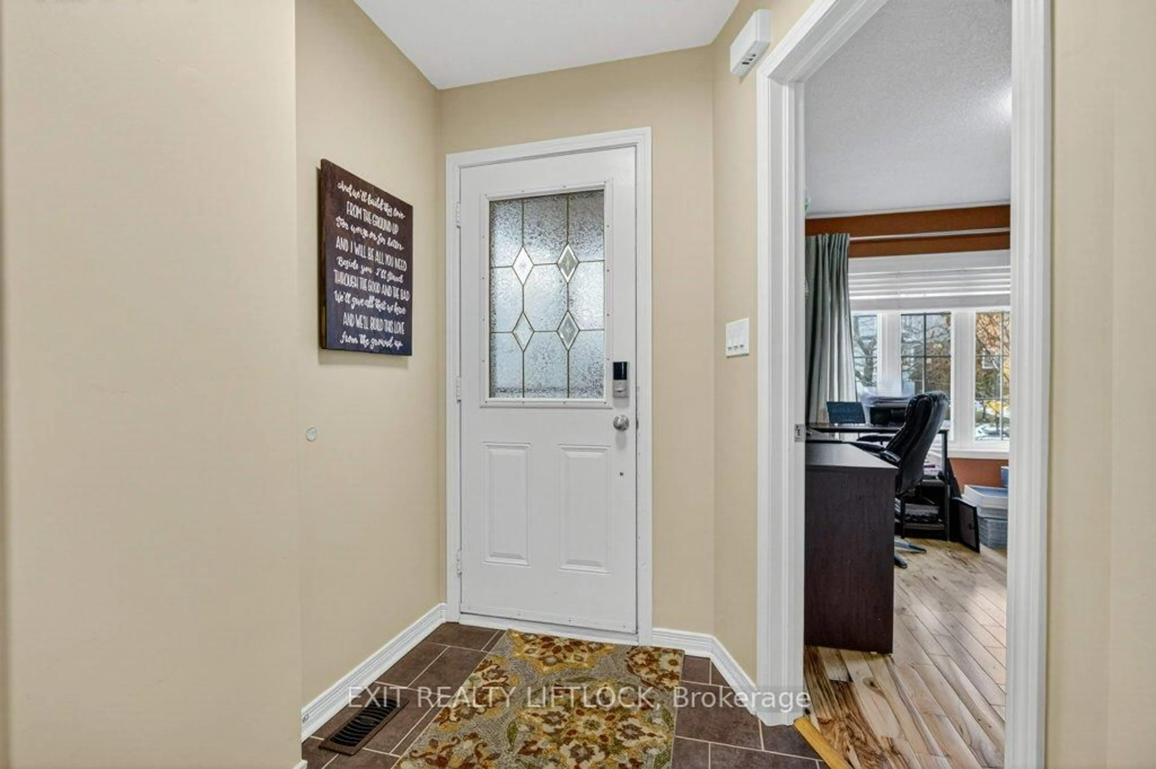 Indoor entryway for 659 Tully Cres, Peterborough Ontario K9K 0A9