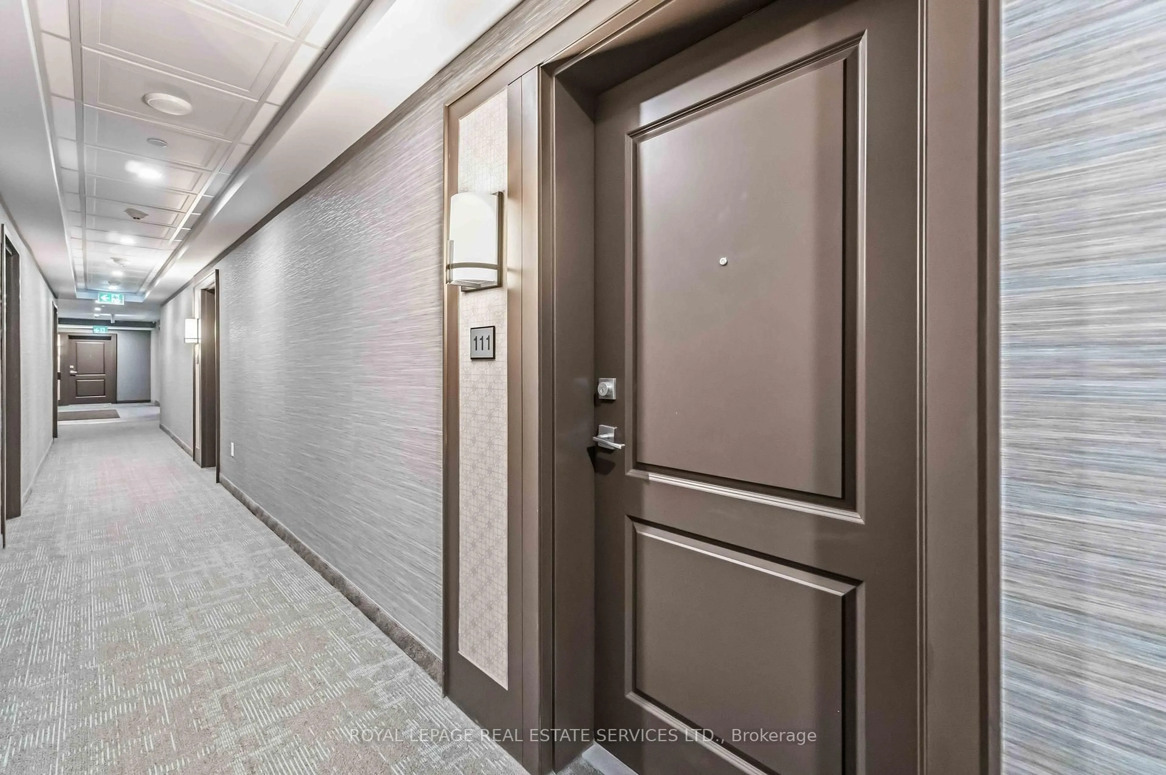 Indoor foyer for 450 Dundas St #111, Hamilton Ontario L8B 1Z2