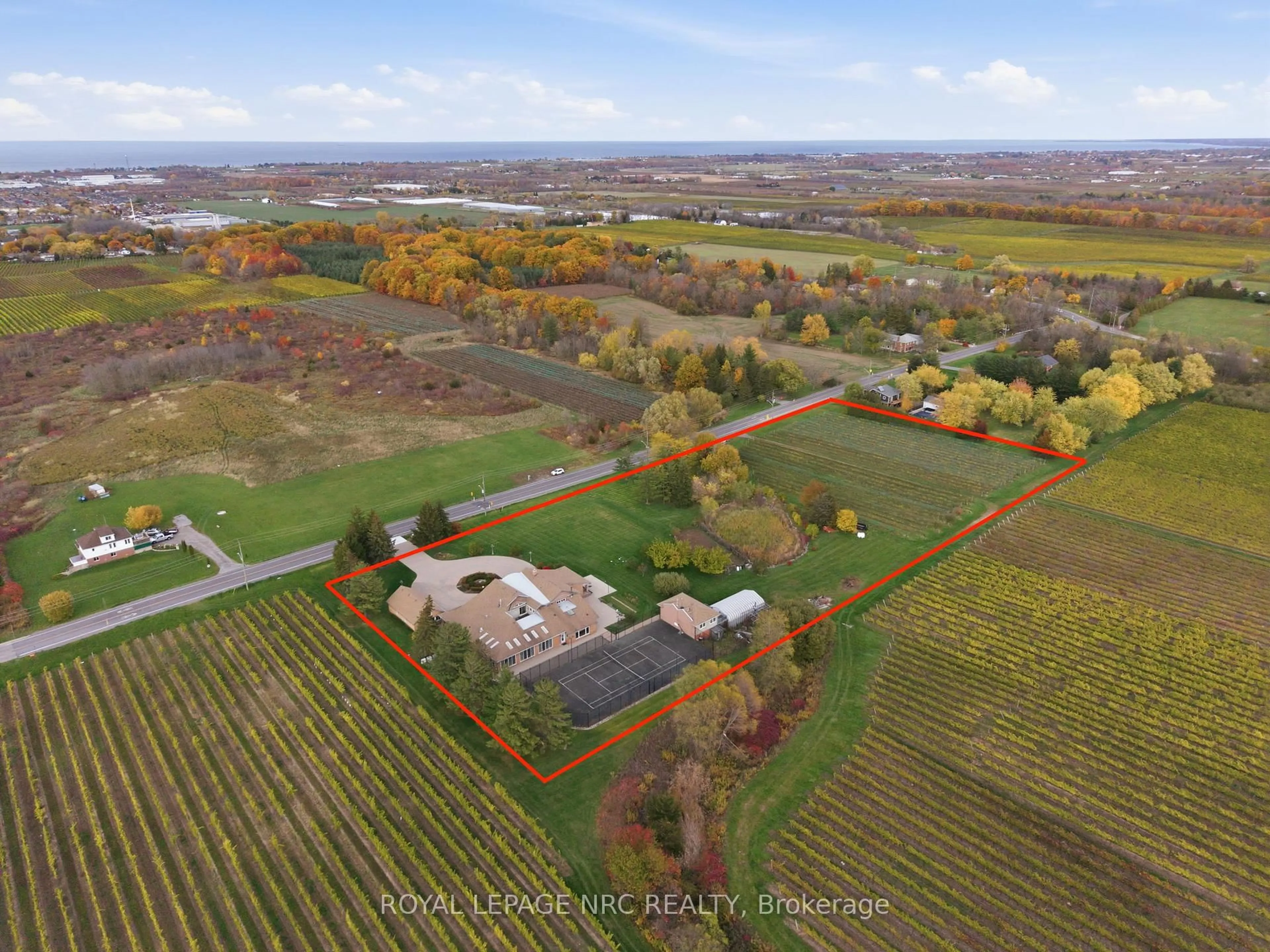 A pic from outside/outdoor area/front of a property/back of a property/a pic from drone, water/lake/river/ocean view for 4850 Hillside Dr, Lincoln Ontario L0R 1B0