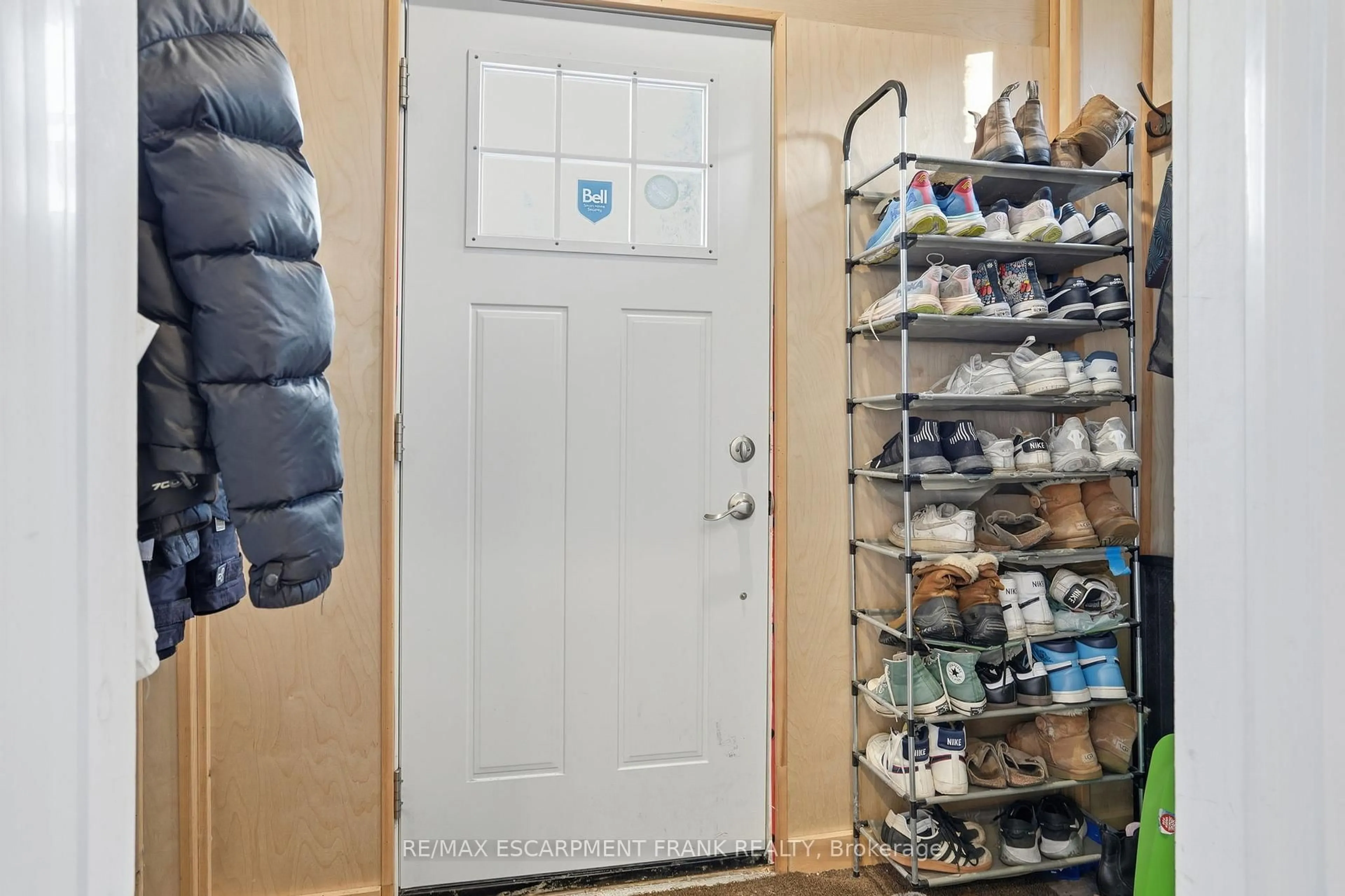 Indoor entryway for 50 Broadway Ave, Hamilton Ontario L8S 2V7