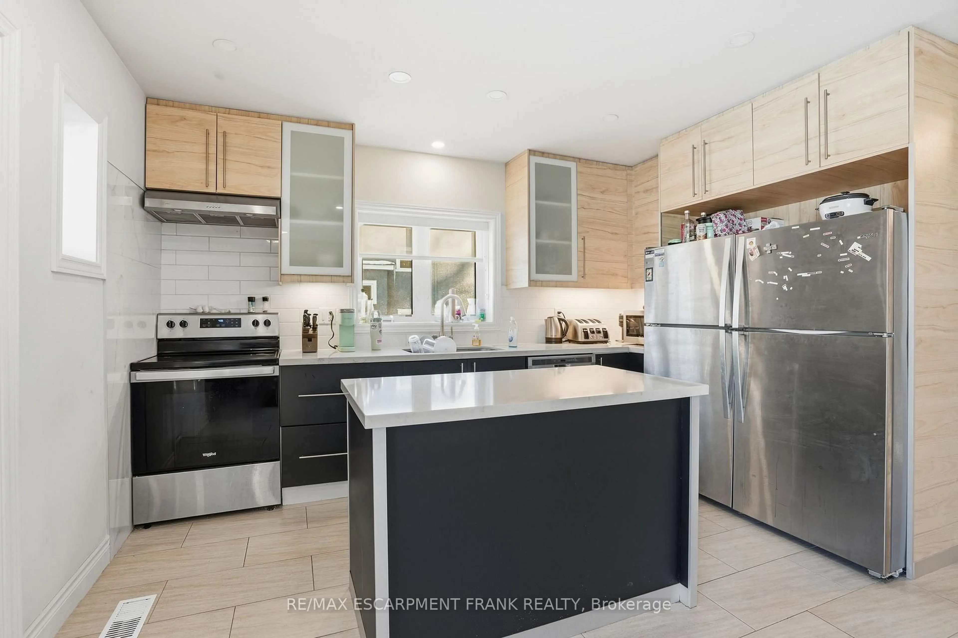 Contemporary kitchen, ceramic/tile floor for 50 Broadway Ave, Hamilton Ontario L8S 2V7