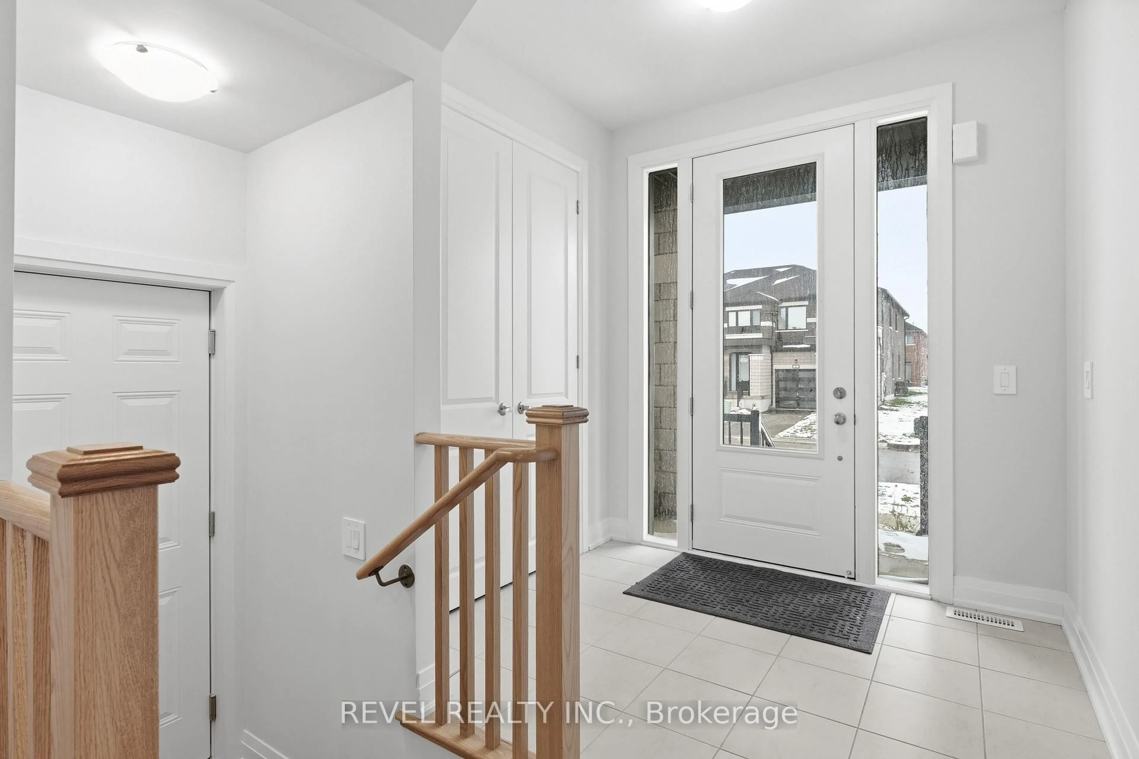 Indoor entryway for 47 Corley St, Kawartha Lakes Ontario K9V 6C2