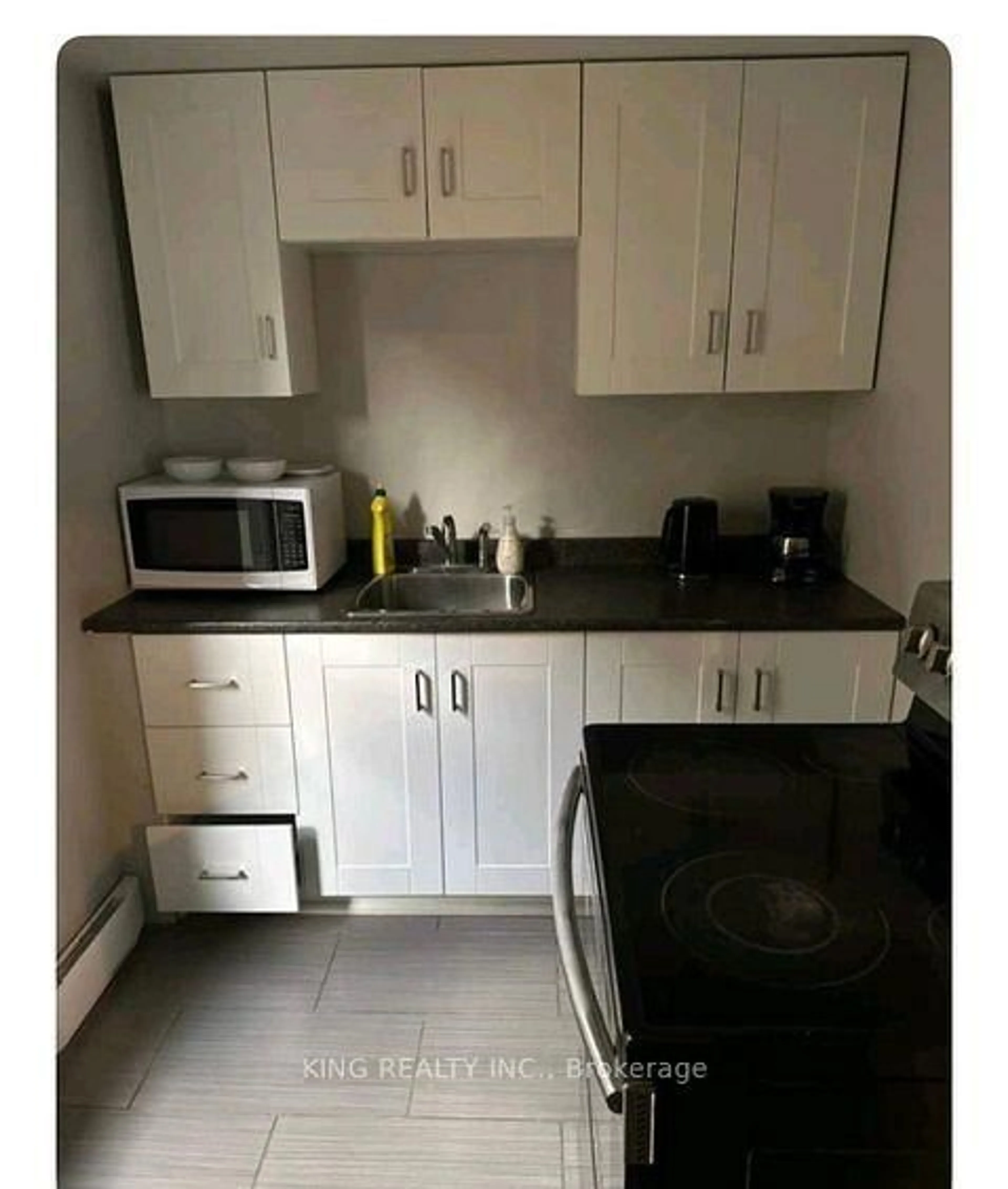 Standard kitchen, wood/laminate floor for 4729 Queen St, Niagara Falls Ontario L2E 2M1