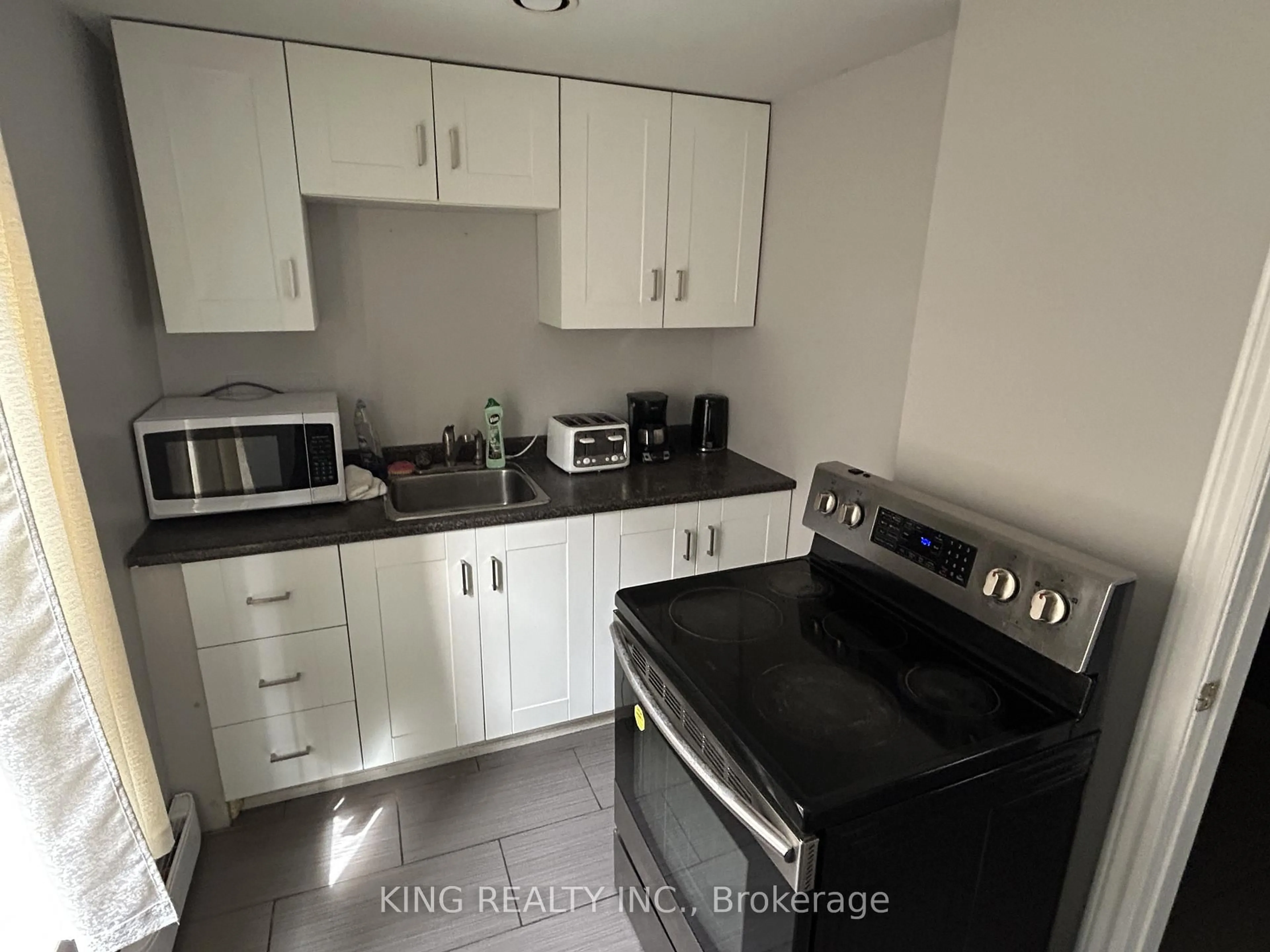 Standard kitchen, unknown for 4729 Queen St, Niagara Falls Ontario L2E 2M1