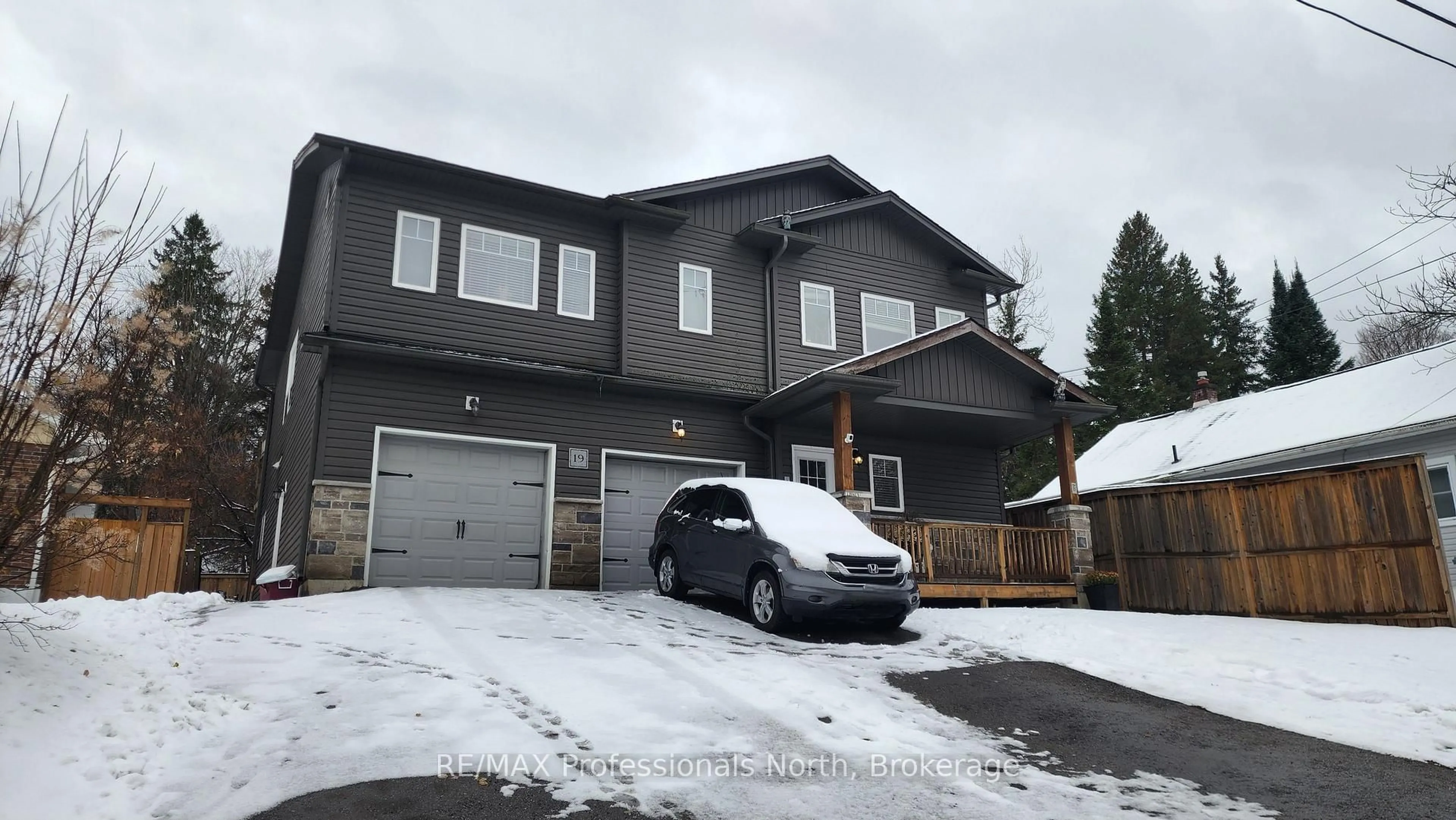 Home with vinyl exterior material, street for 19 Duncan St, Huntsville Ontario P1H 1P6