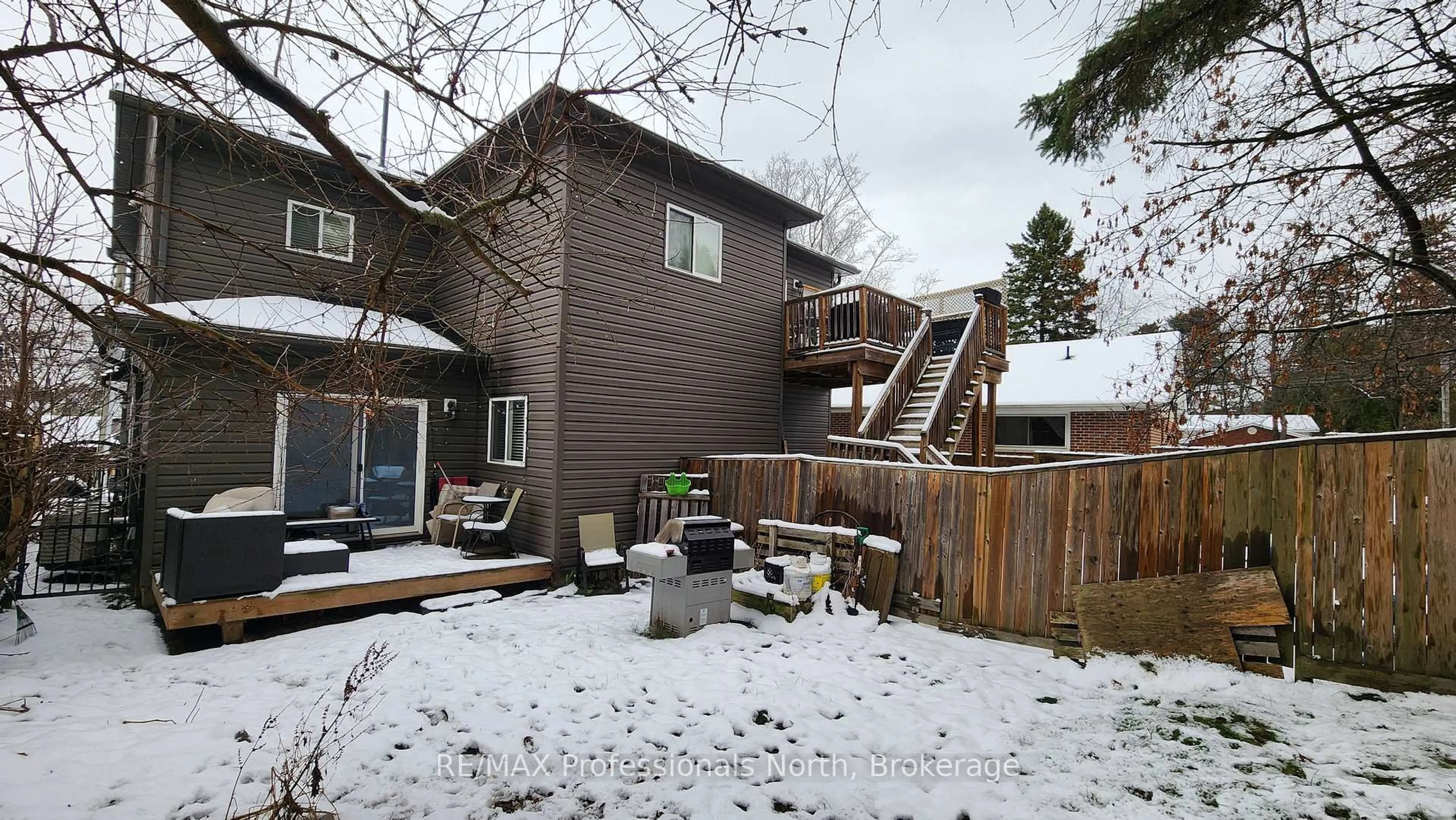 Patio, mountain view for 19 Duncan St, Huntsville Ontario P1H 1P6