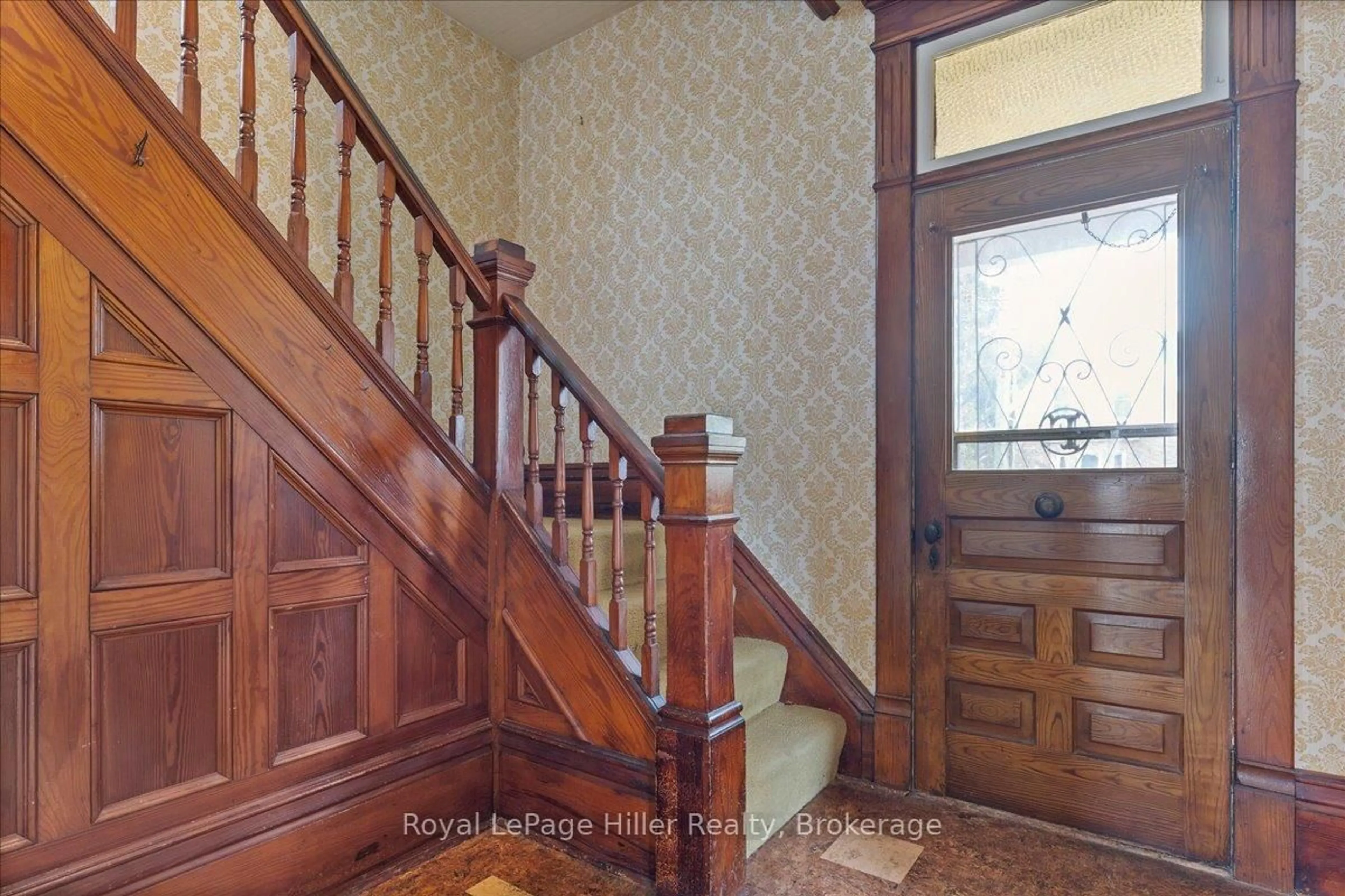 Indoor foyer for 6968 MAIN St, Perth East Ontario N0K 1L0