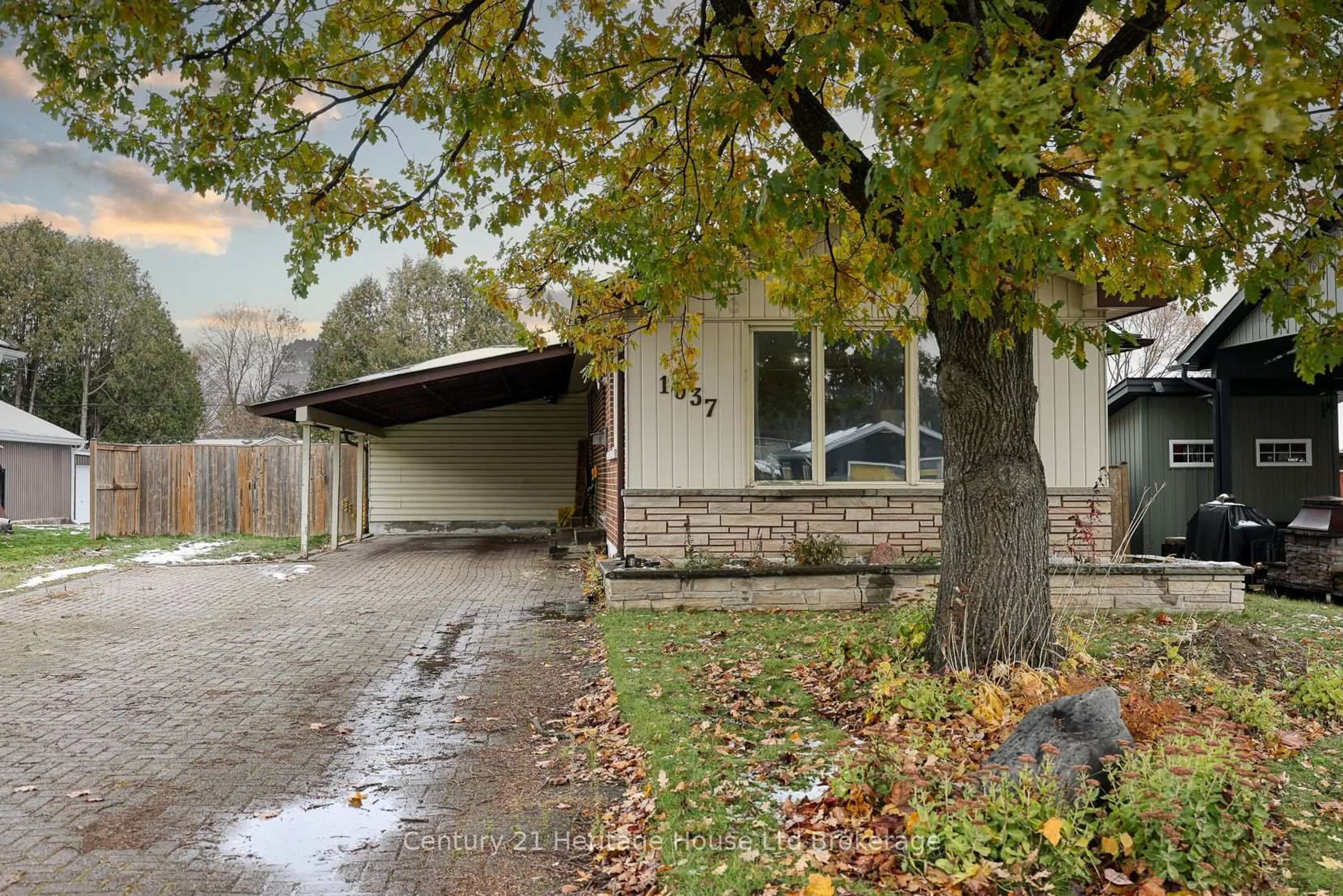 Home with vinyl exterior material, street for 1037 Warwick St, Woodstock Ontario N4S 4S3