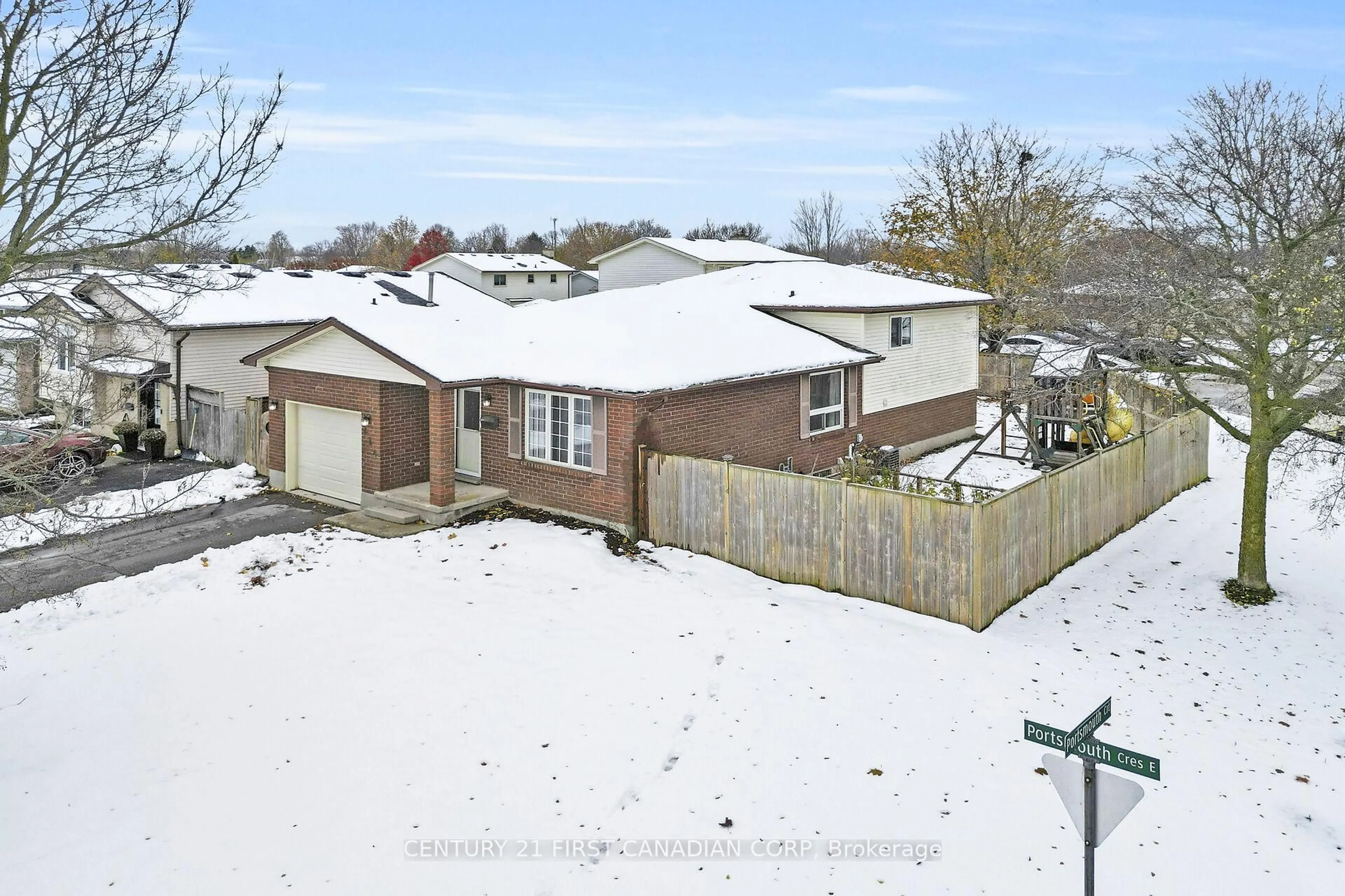 A pic from outside/outdoor area/front of a property/back of a property/a pic from drone, street for 214 Portsmouth Cres, London East Ontario N5V 4C9