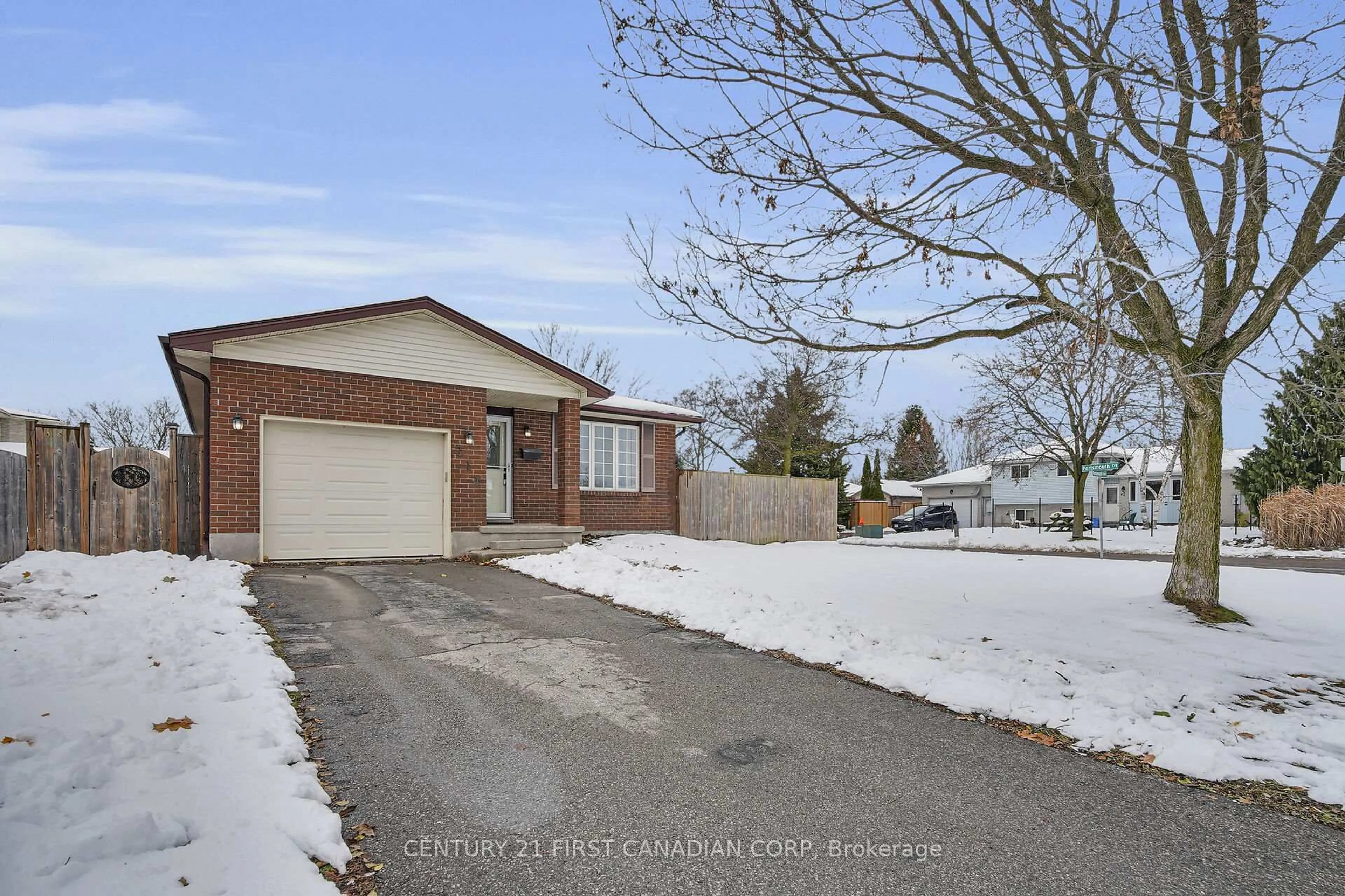 A pic from outside/outdoor area/front of a property/back of a property/a pic from drone, street for 214 Portsmouth Cres, London East Ontario N5V 4C9