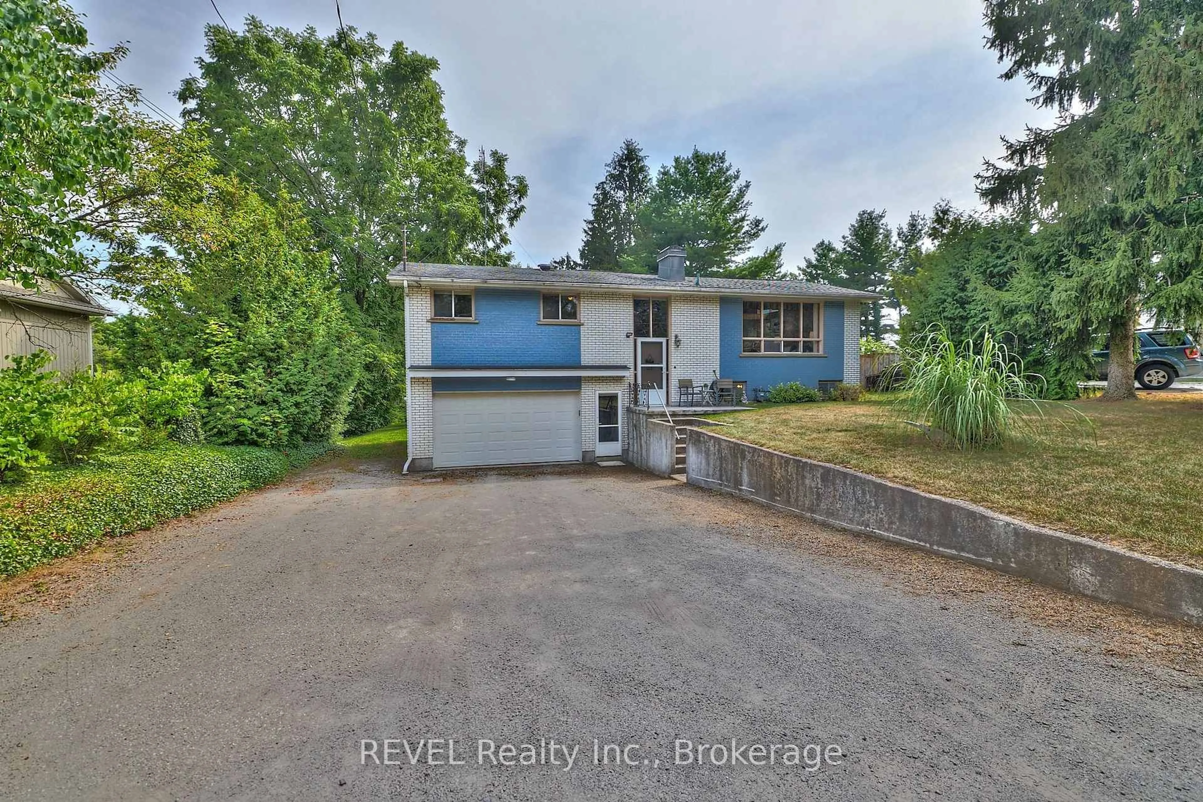 A pic from outside/outdoor area/front of a property/back of a property/a pic from drone, water/lake/river/ocean view for 268 Canboro Rd, Pelham Ontario L0S 1M0