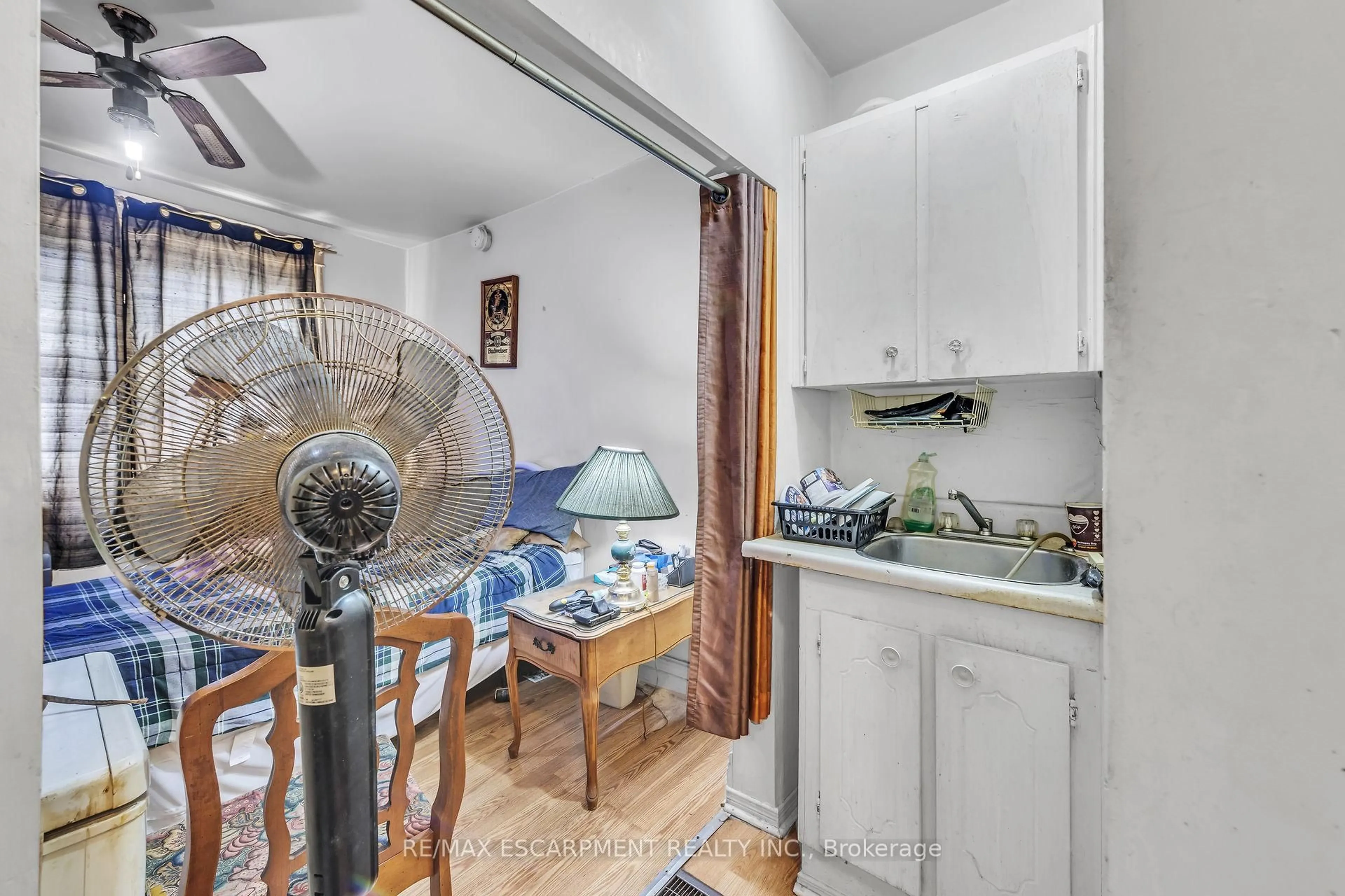 Unknown for 1367 Cannon St, Hamilton Ontario L8H 1W2