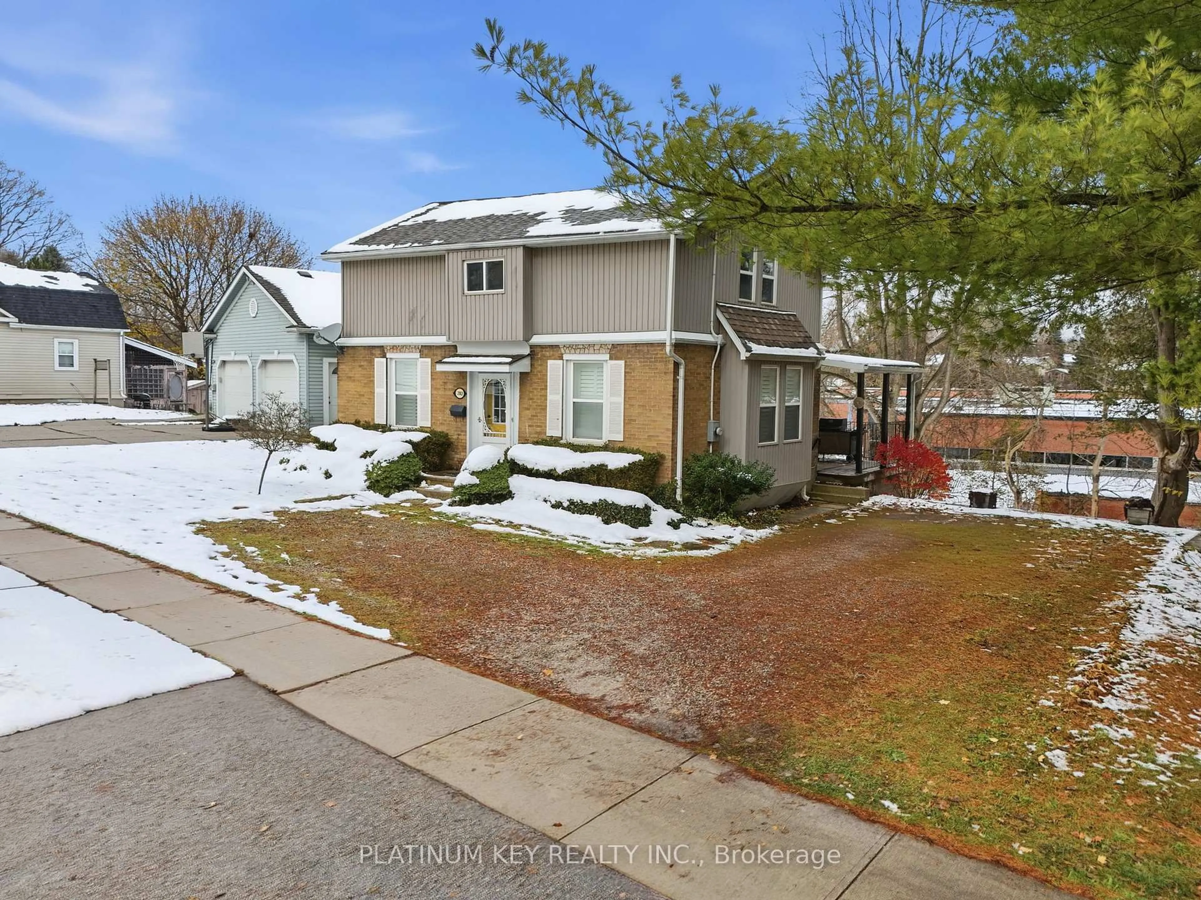 A pic from outside/outdoor area/front of a property/back of a property/a pic from drone, street for 202 Thames St, Ingersoll Ontario N5C 3E4