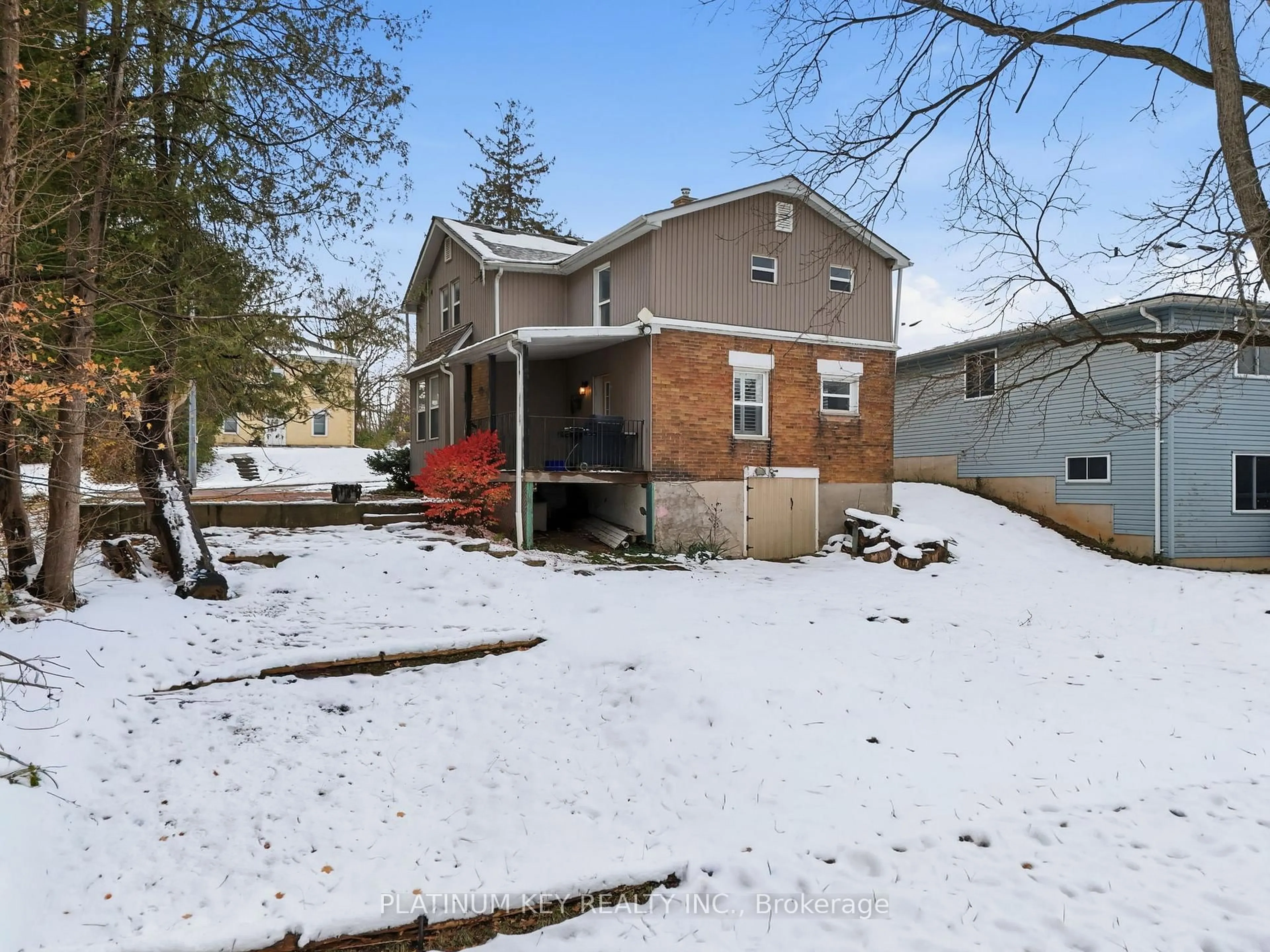 A pic from outside/outdoor area/front of a property/back of a property/a pic from drone, street for 202 Thames St, Ingersoll Ontario N5C 3E4