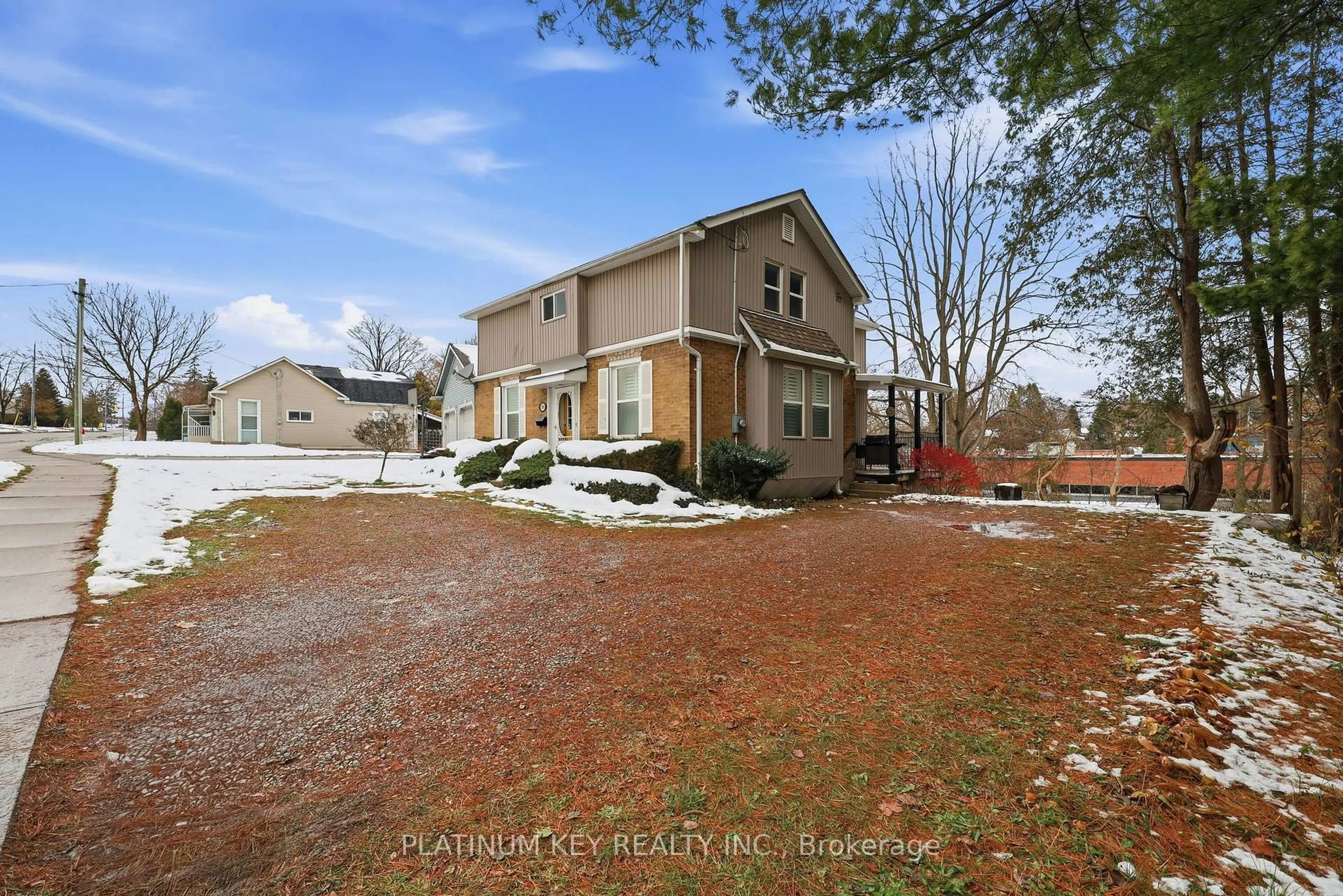 A pic from outside/outdoor area/front of a property/back of a property/a pic from drone, unknown for 202 Thames St, Ingersoll Ontario N5C 3E4