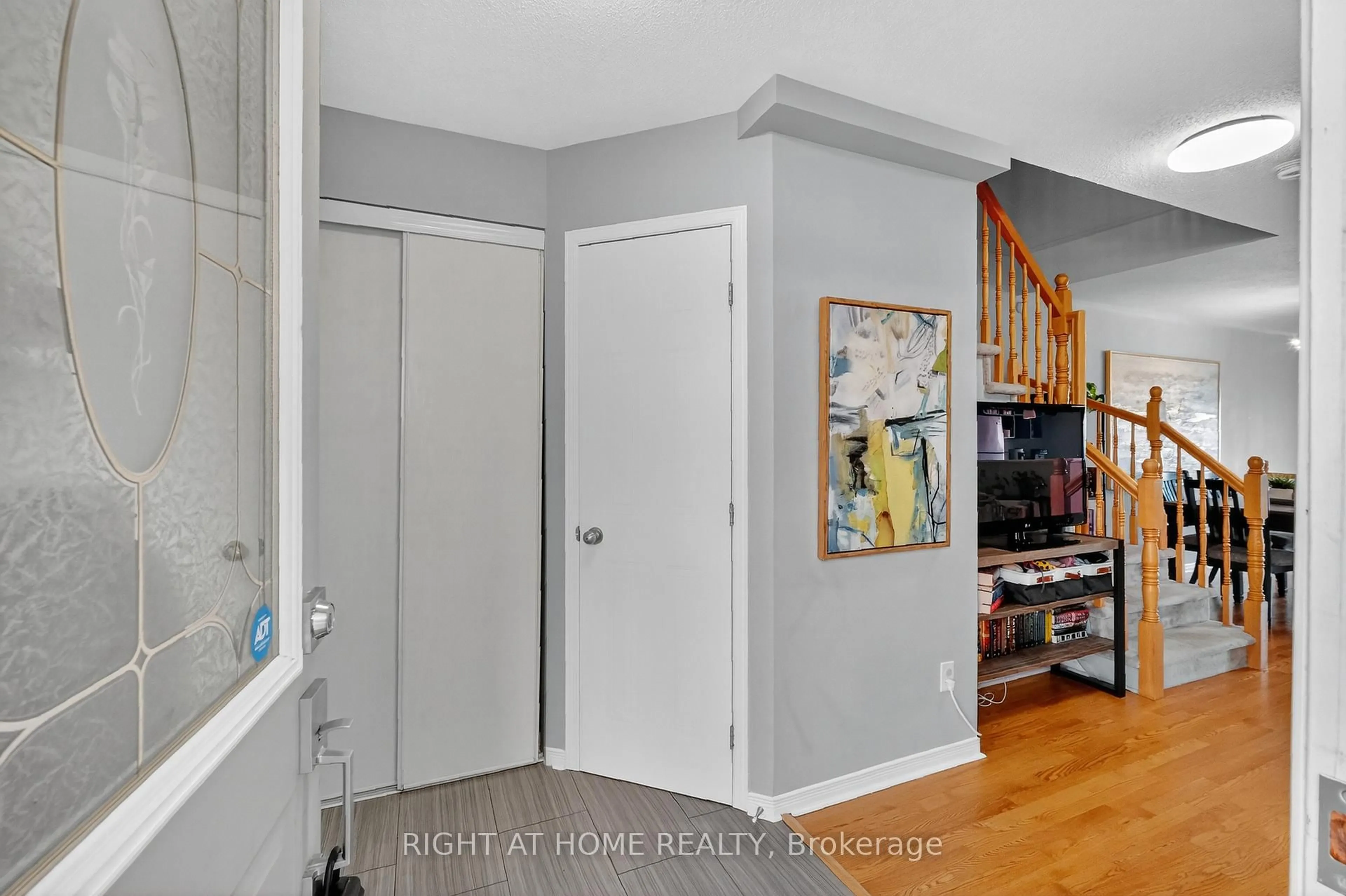 Indoor entryway for 812 Nesting Way, Orleans Ontario K4A 3X2