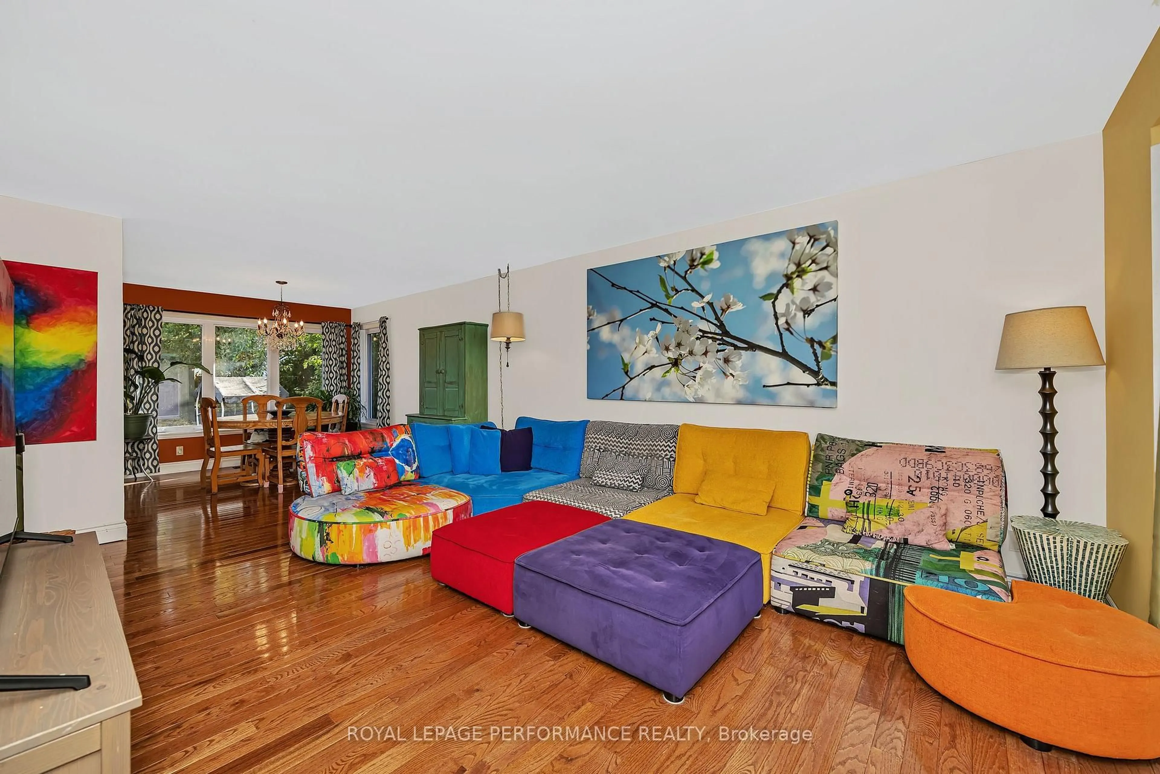 Living room with furniture, wood/laminate floor for 3084 Lemay Circ, Clarence-Rockland Ontario K4K 1A9