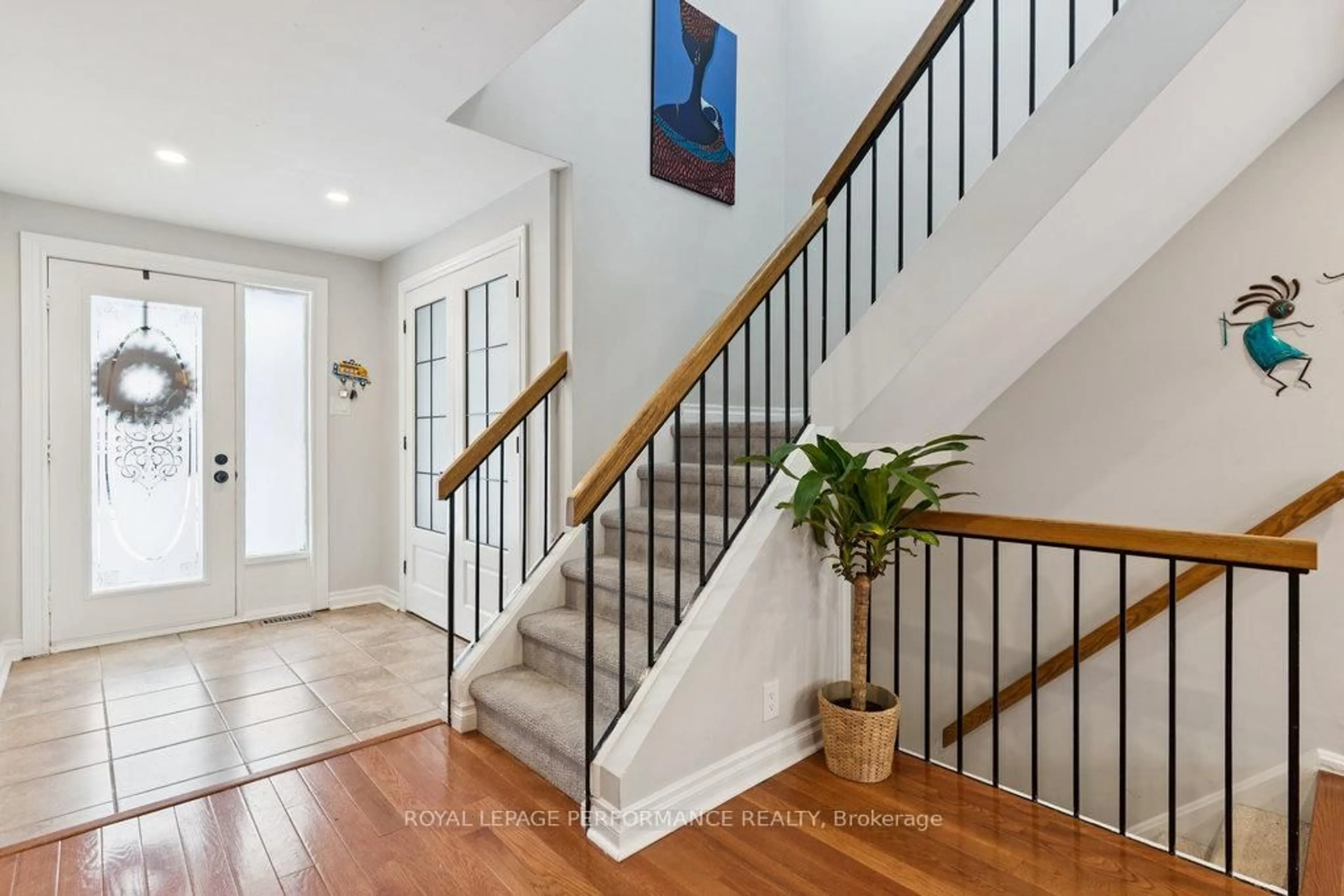 Indoor entryway for 1798 Woodhaven Hts, Ottawa Ontario K1E 2W2