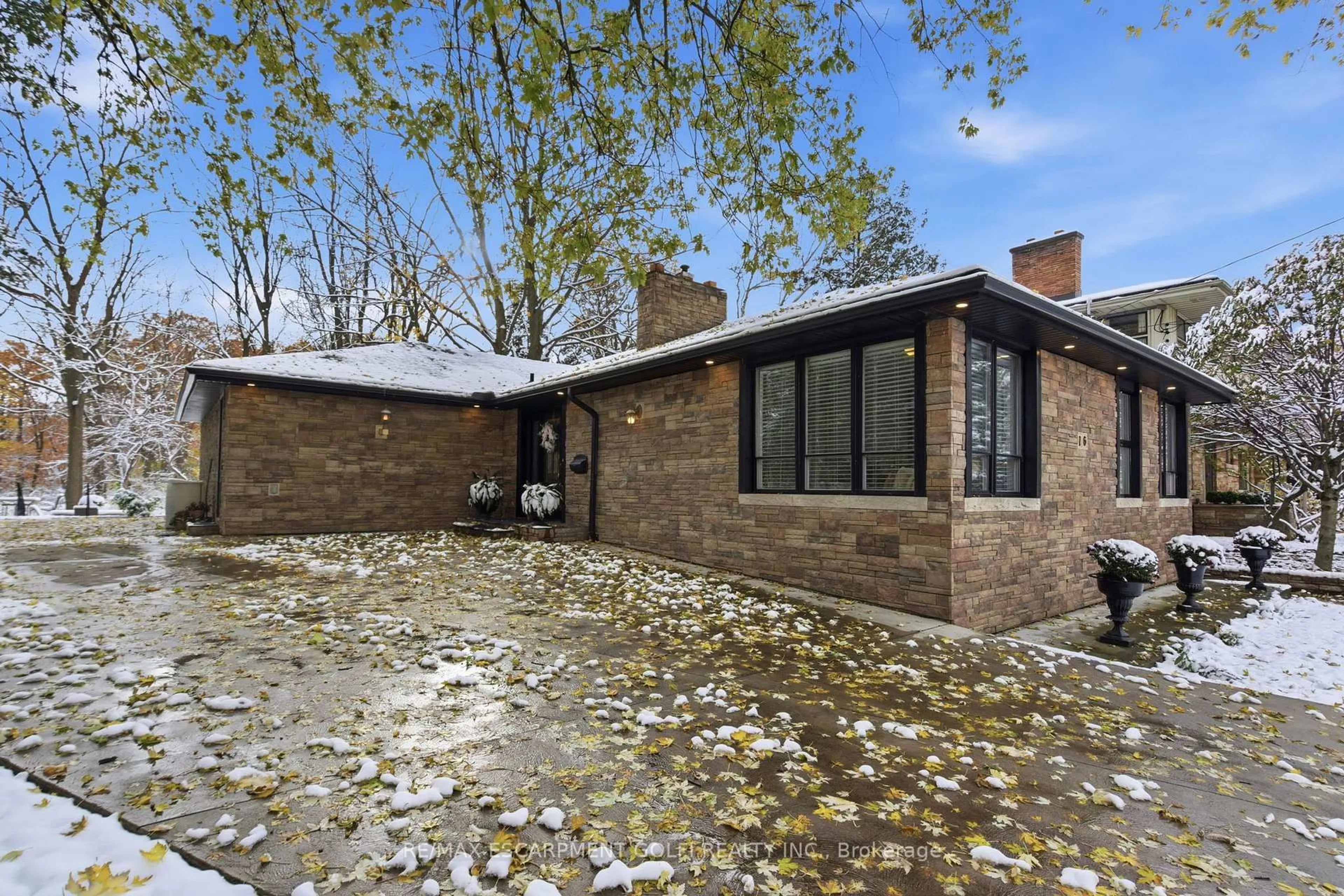 Home with brick exterior material, street for 16 Freeland Crt, Hamilton Ontario L8S 2R5