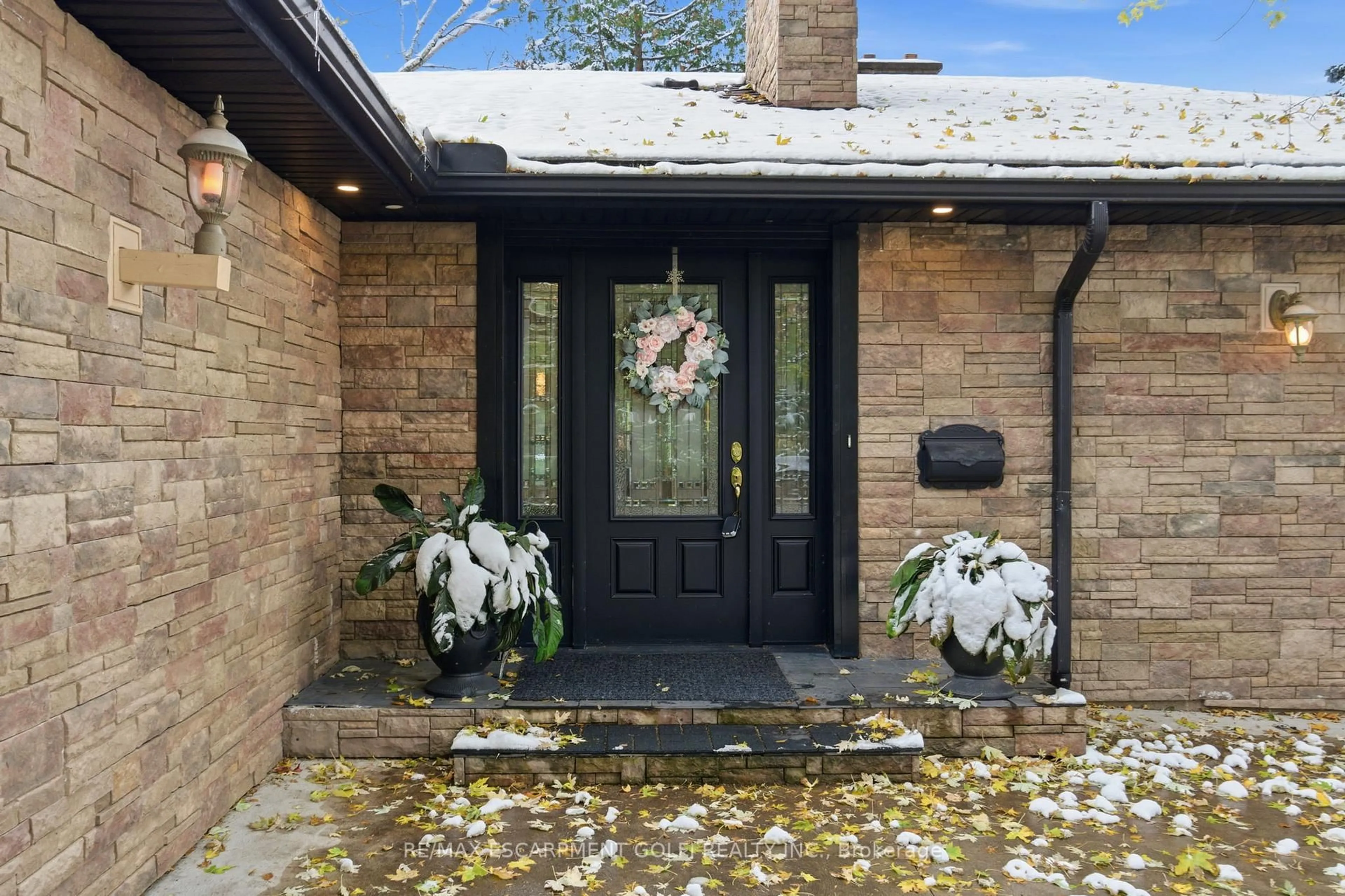 Indoor entryway for 16 Freeland Crt, Hamilton Ontario L8S 2R5