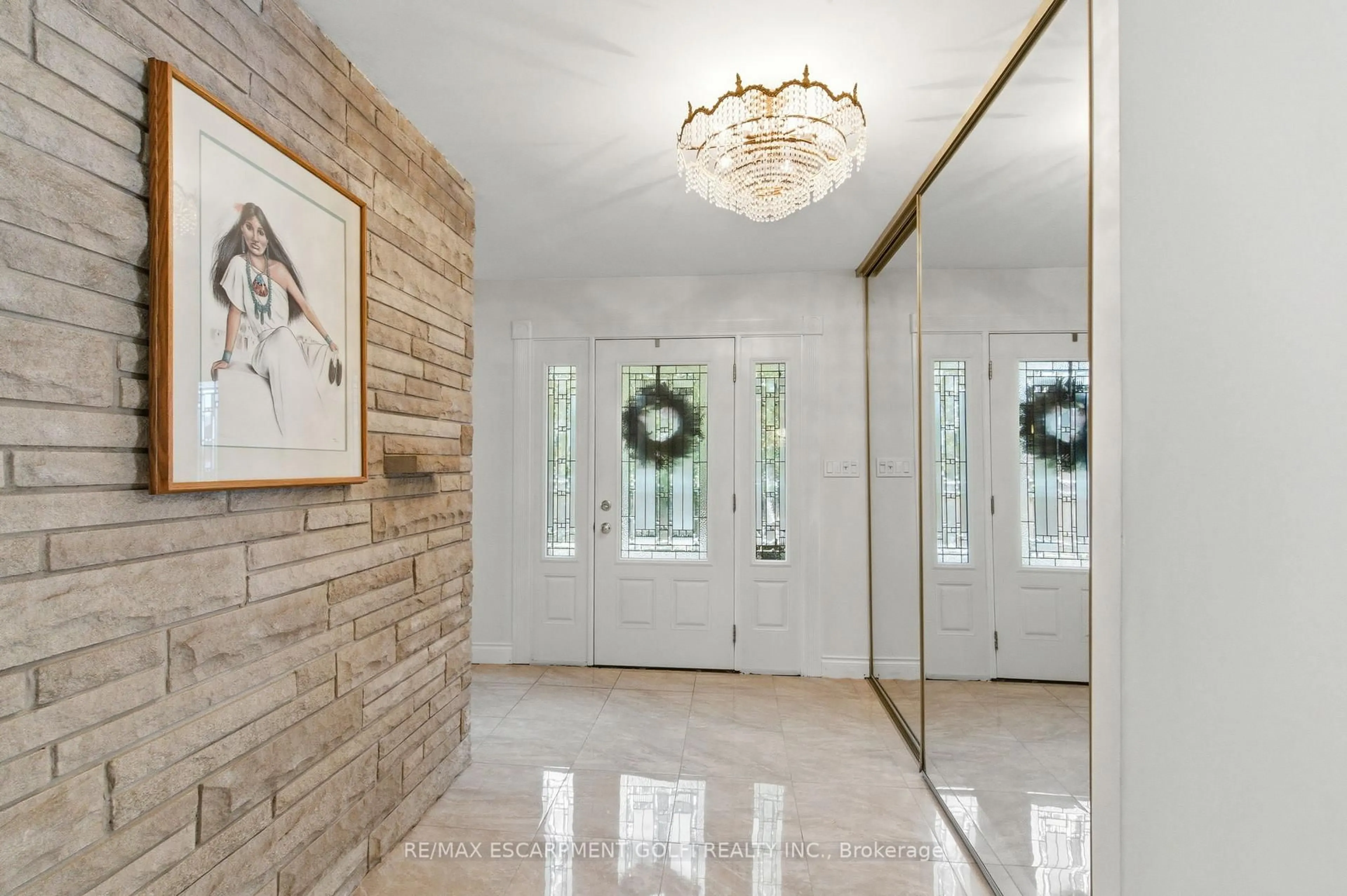 Indoor entryway for 16 Freeland Crt, Hamilton Ontario L8S 2R5