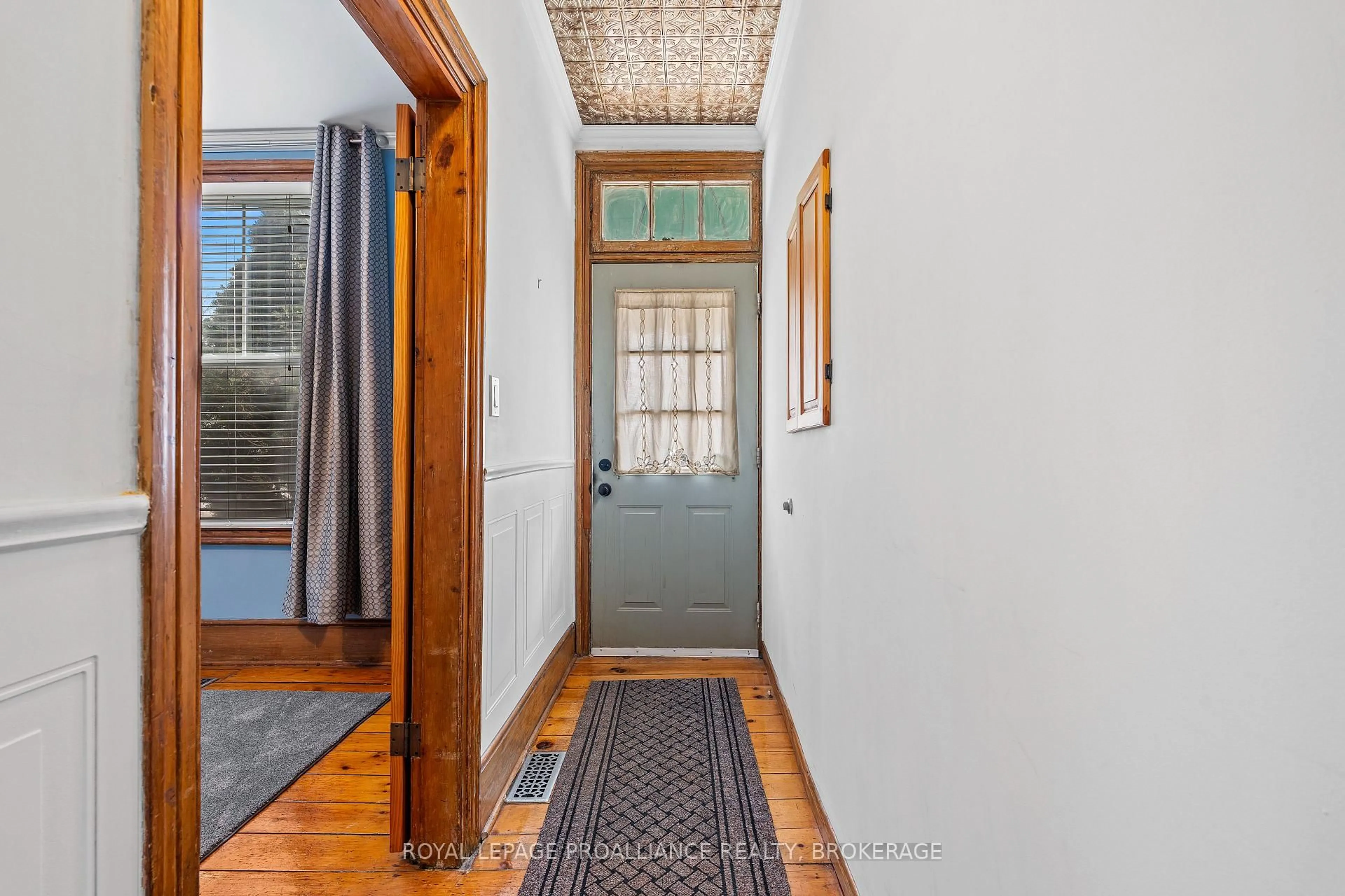 Indoor entryway for 270 Wellington St, Kingston Ontario K7K 2Z1