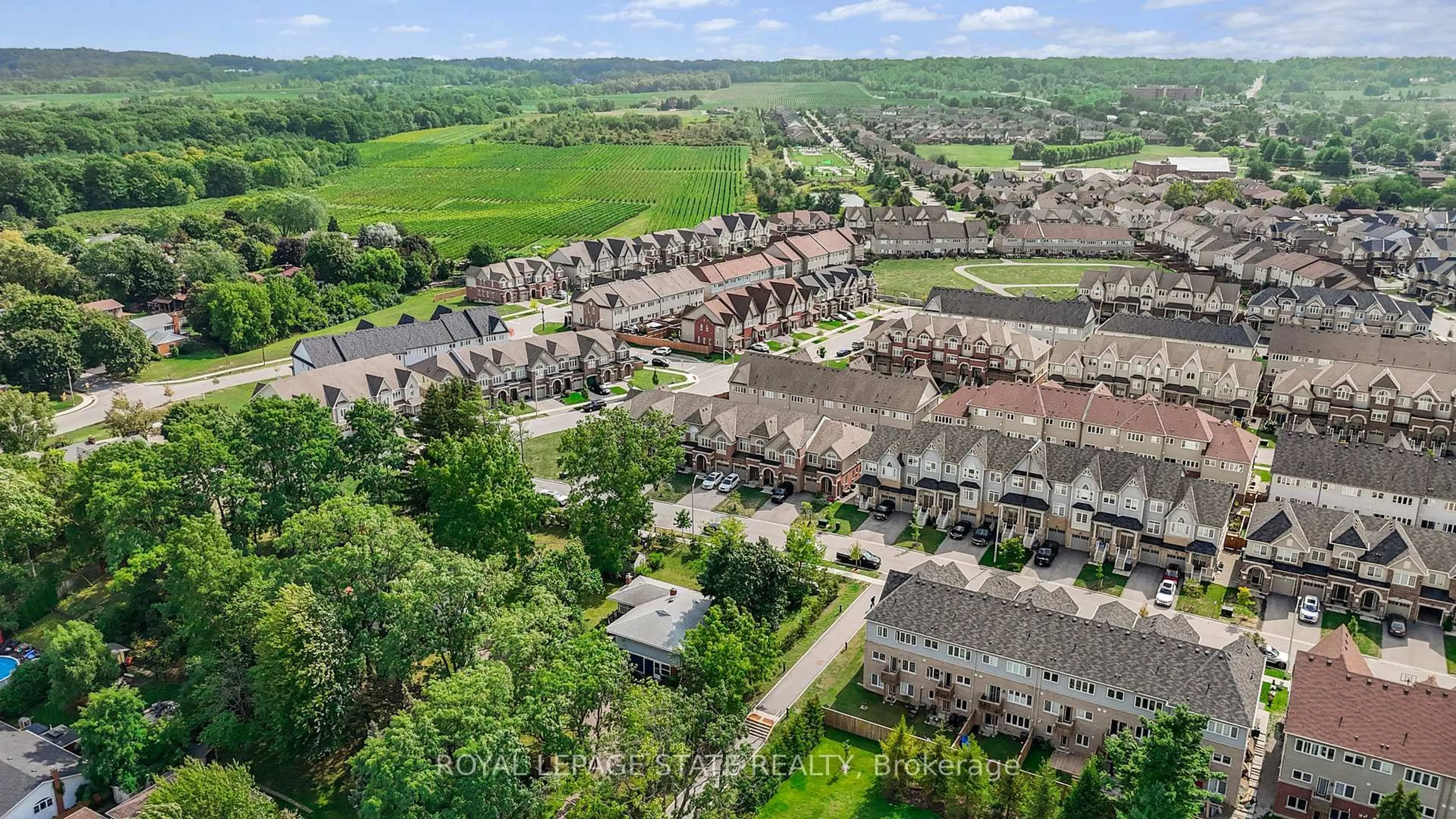 A pic from outside/outdoor area/front of a property/back of a property/a pic from drone, unknown for 4102 Fracchioni Dr, Lincoln Ontario L0R 1B4