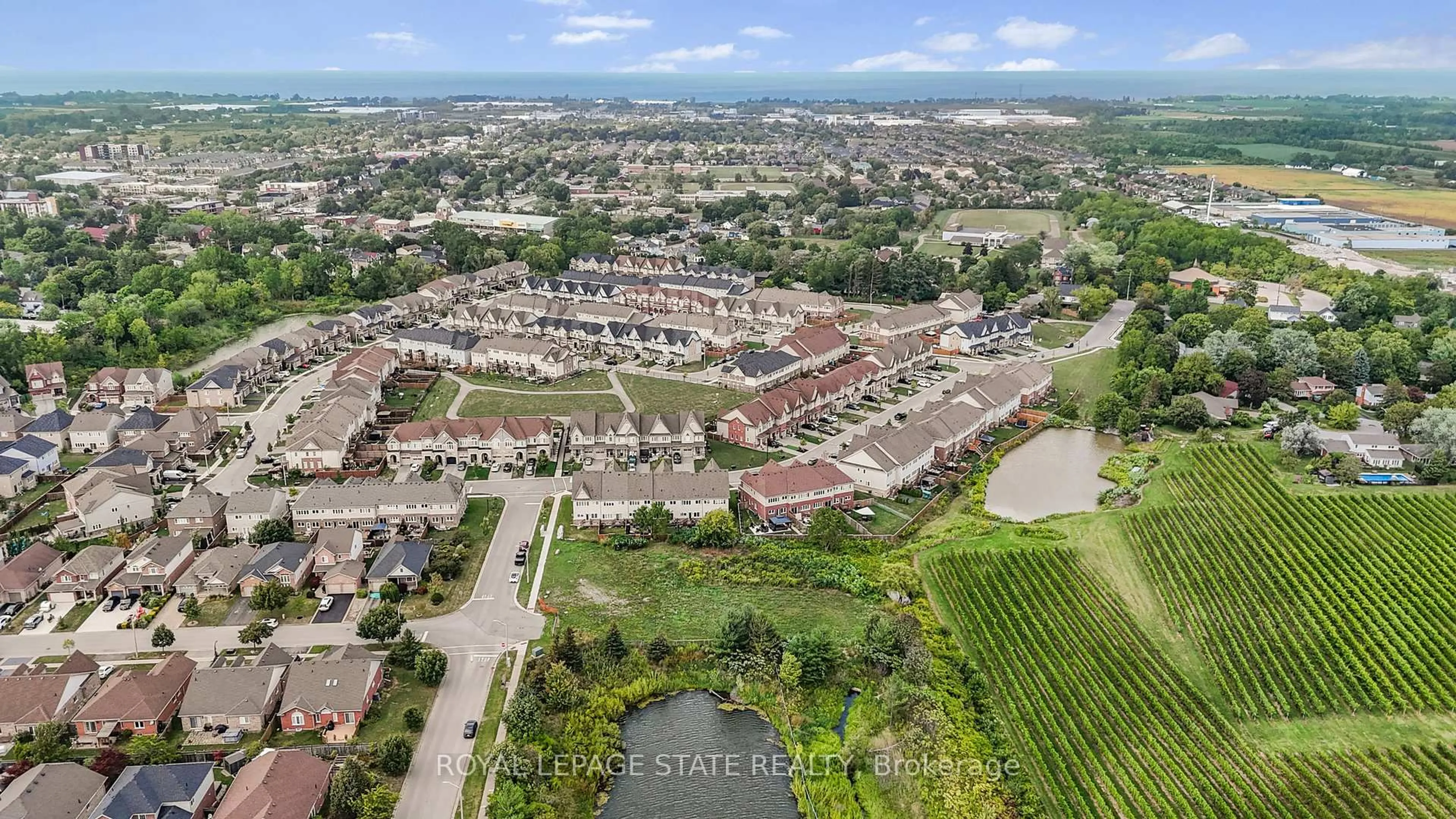 A pic from outside/outdoor area/front of a property/back of a property/a pic from drone, unknown for 4102 Fracchioni Dr, Lincoln Ontario L0R 1B4