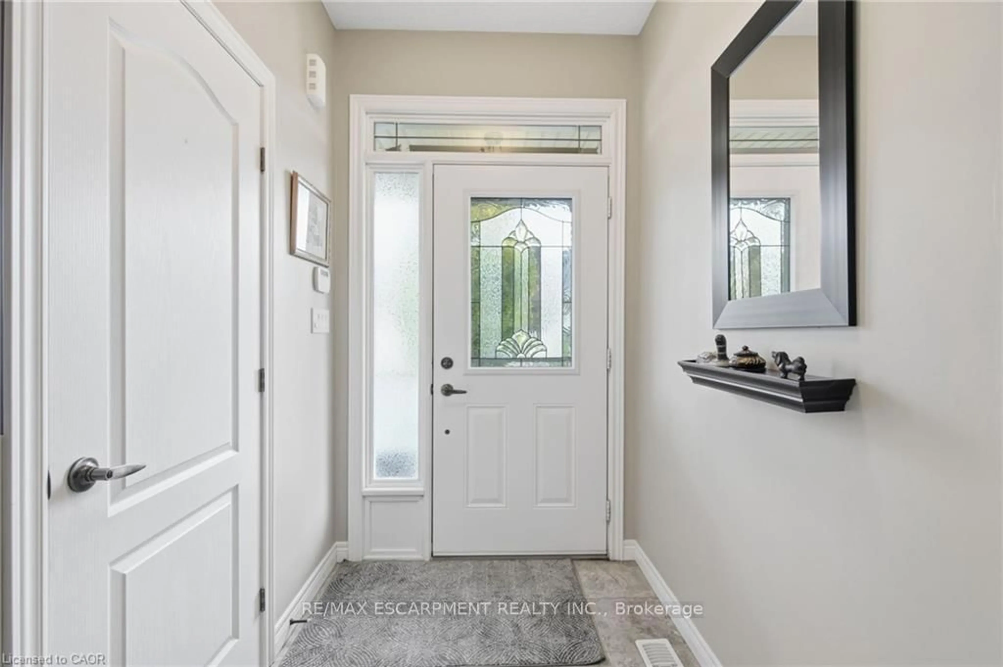 Indoor entryway for 4 Hillgartner Lane, Hamilton Ontario L0R 1C0