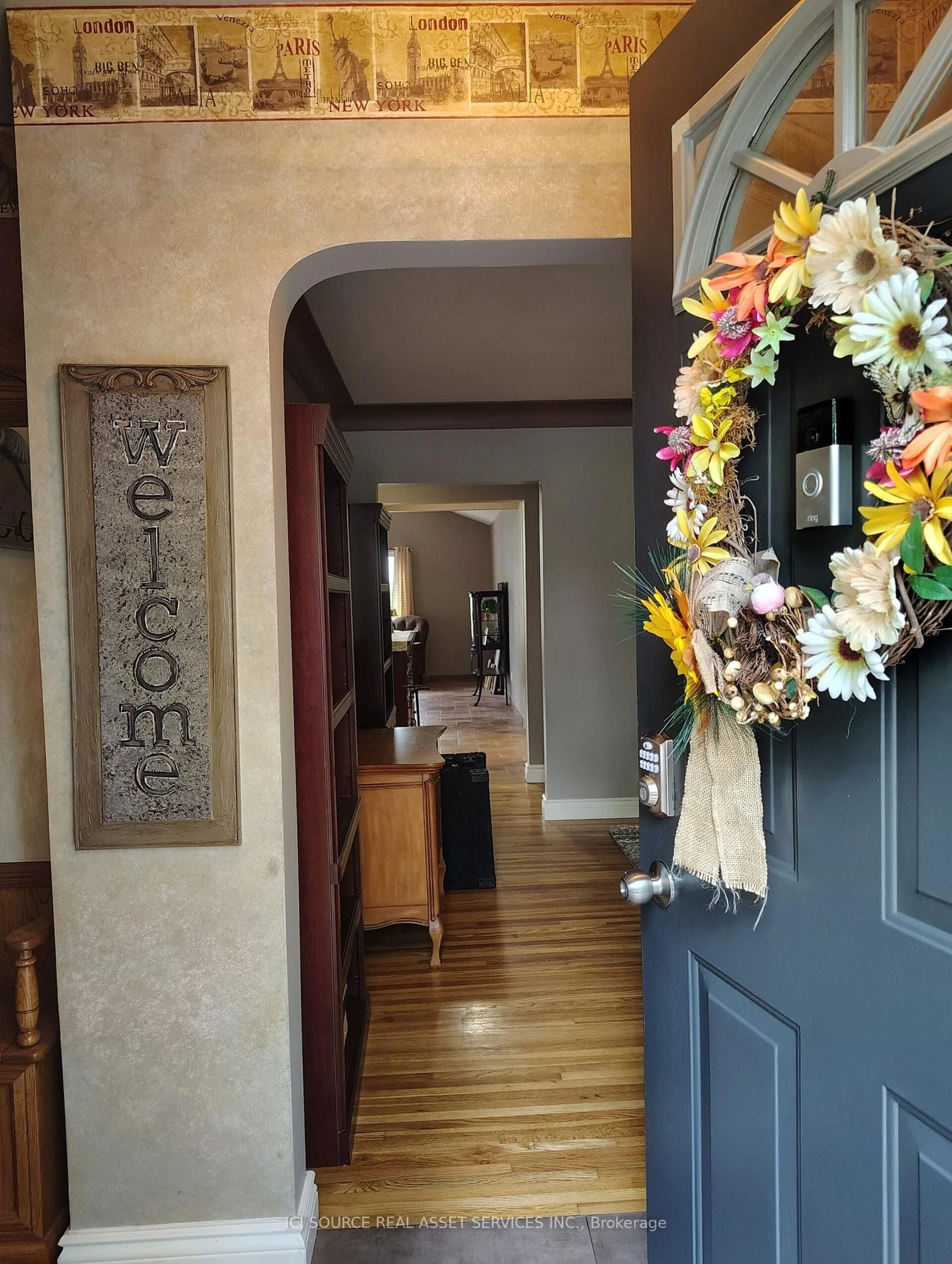 Indoor entryway for 8581 Jerome St, Windsor Ontario N8S 1W8