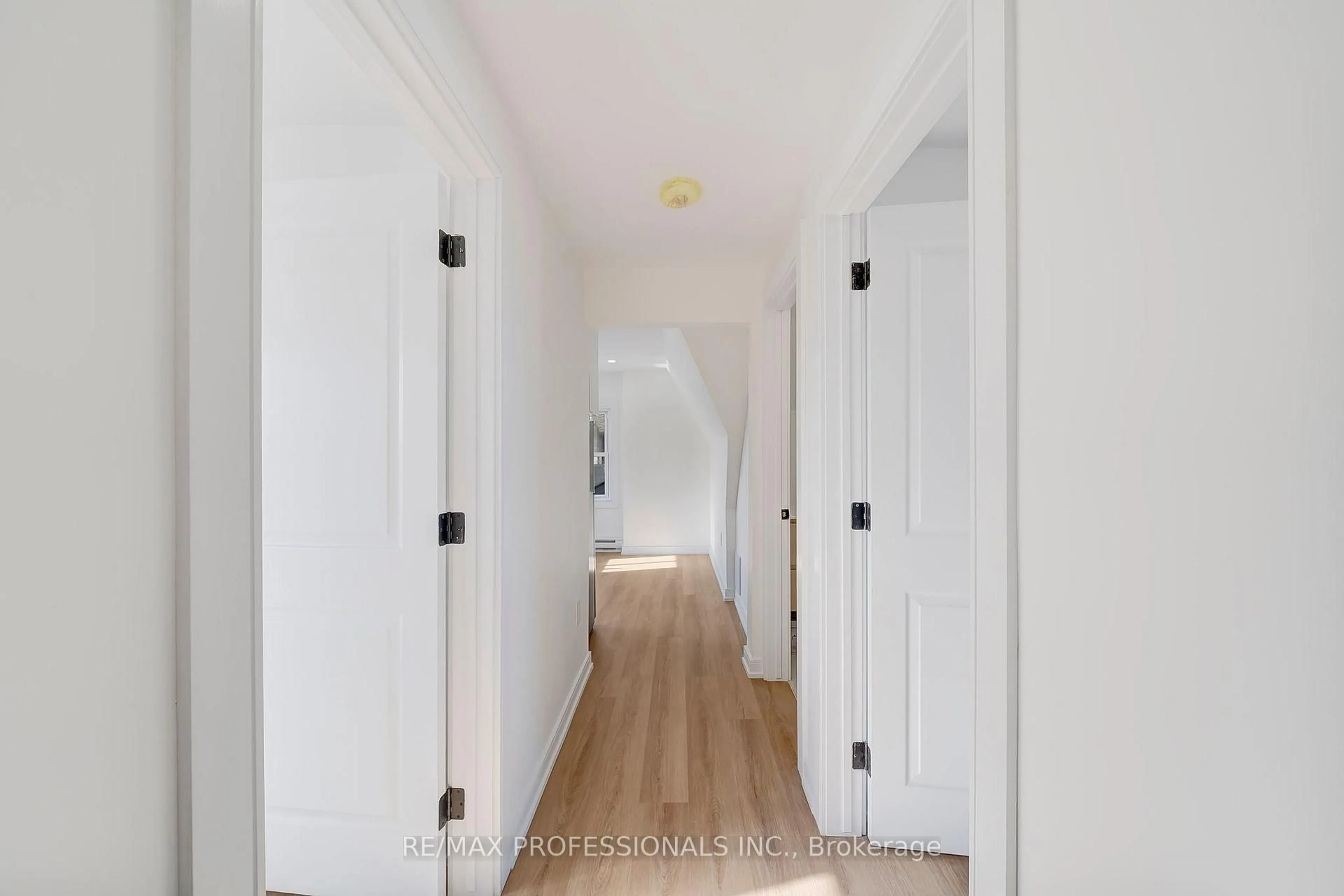 Indoor entryway for 27 Oakdale Ave, St. Catharines Ontario L2P 2B8