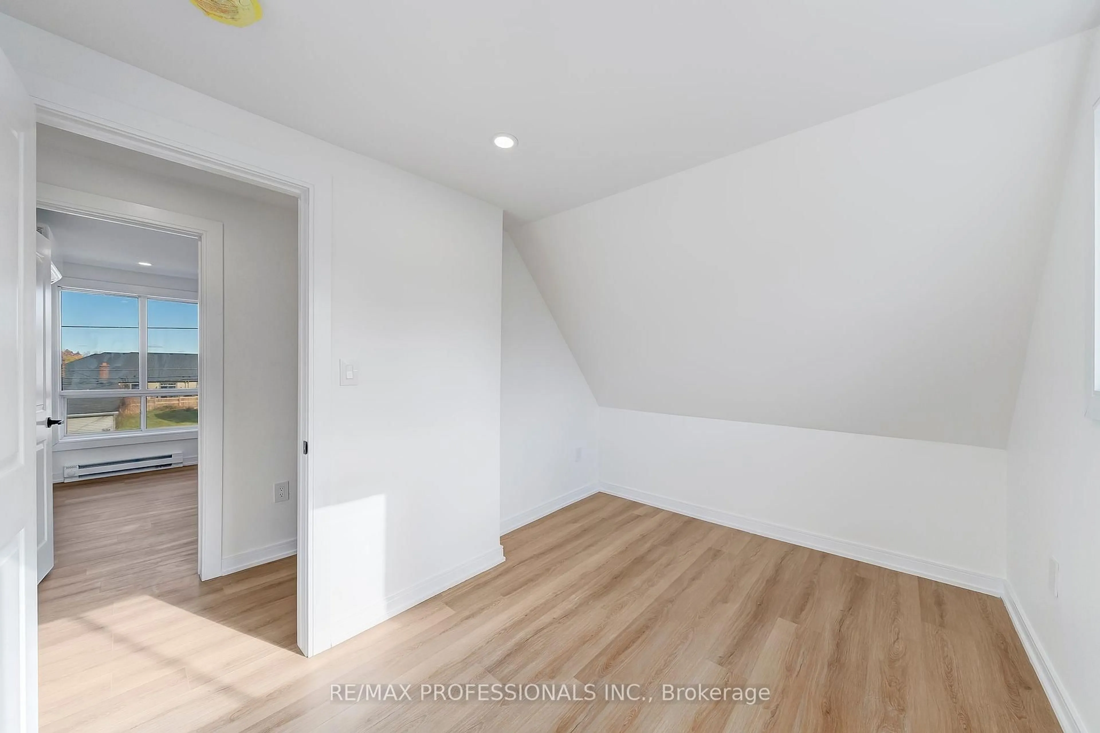 A pic of a room for 27 Oakdale Ave, St. Catharines Ontario L2P 2B8