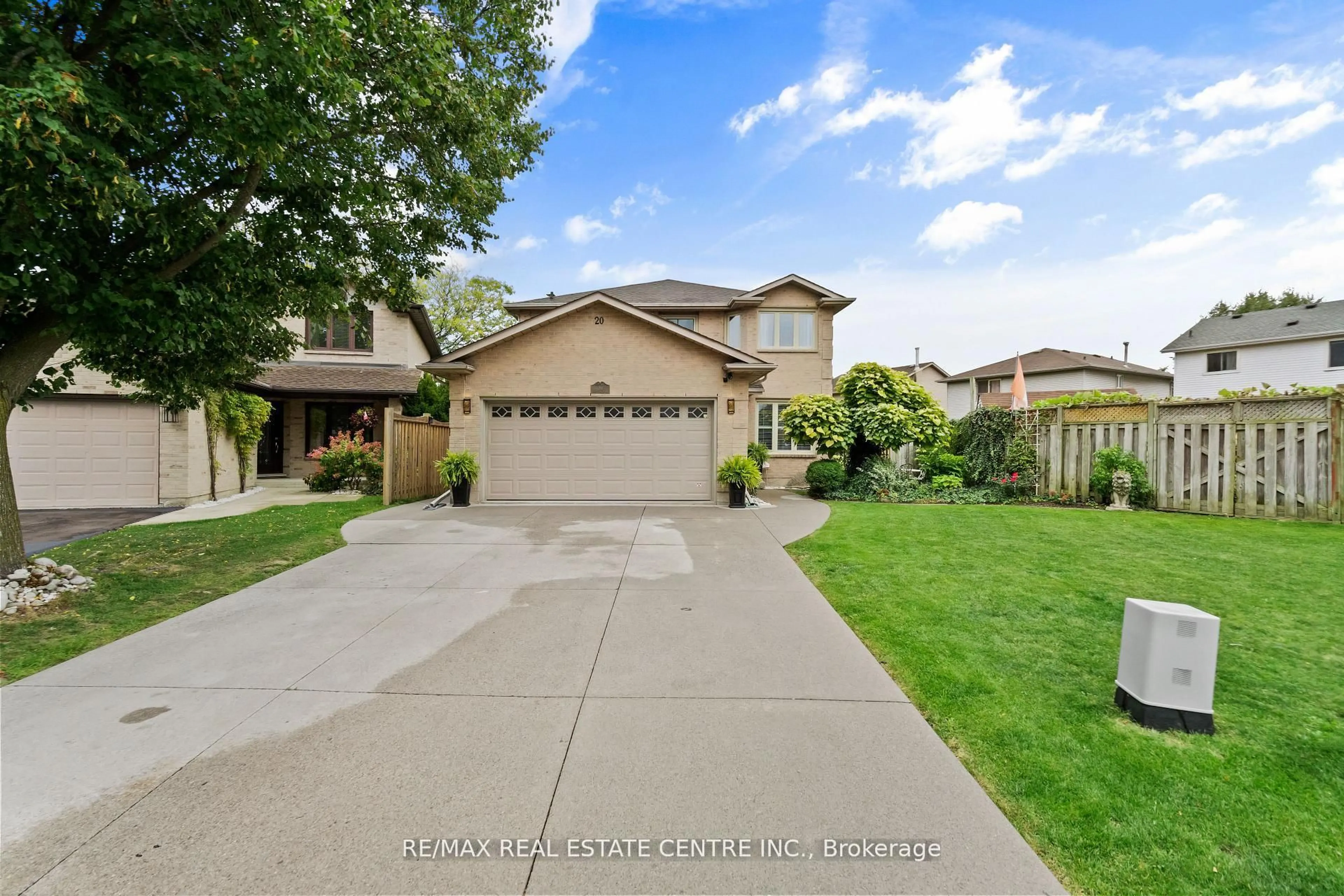 A pic from outside/outdoor area/front of a property/back of a property/a pic from drone, street for 20 Driftwood Pl, Hamilton Ontario L8J 2N7