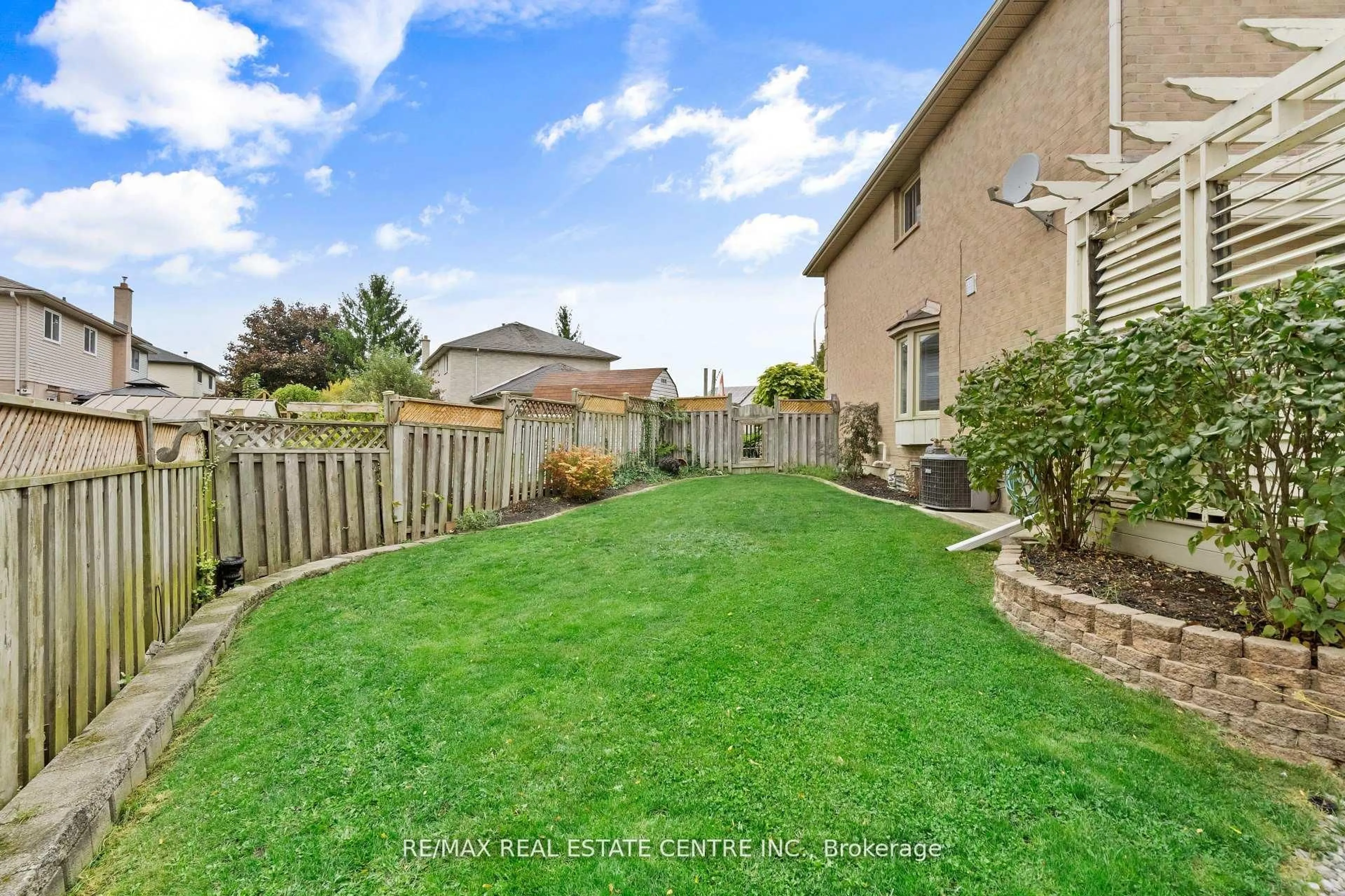 Patio, street for 20 Driftwood Pl, Hamilton Ontario L8J 2N7