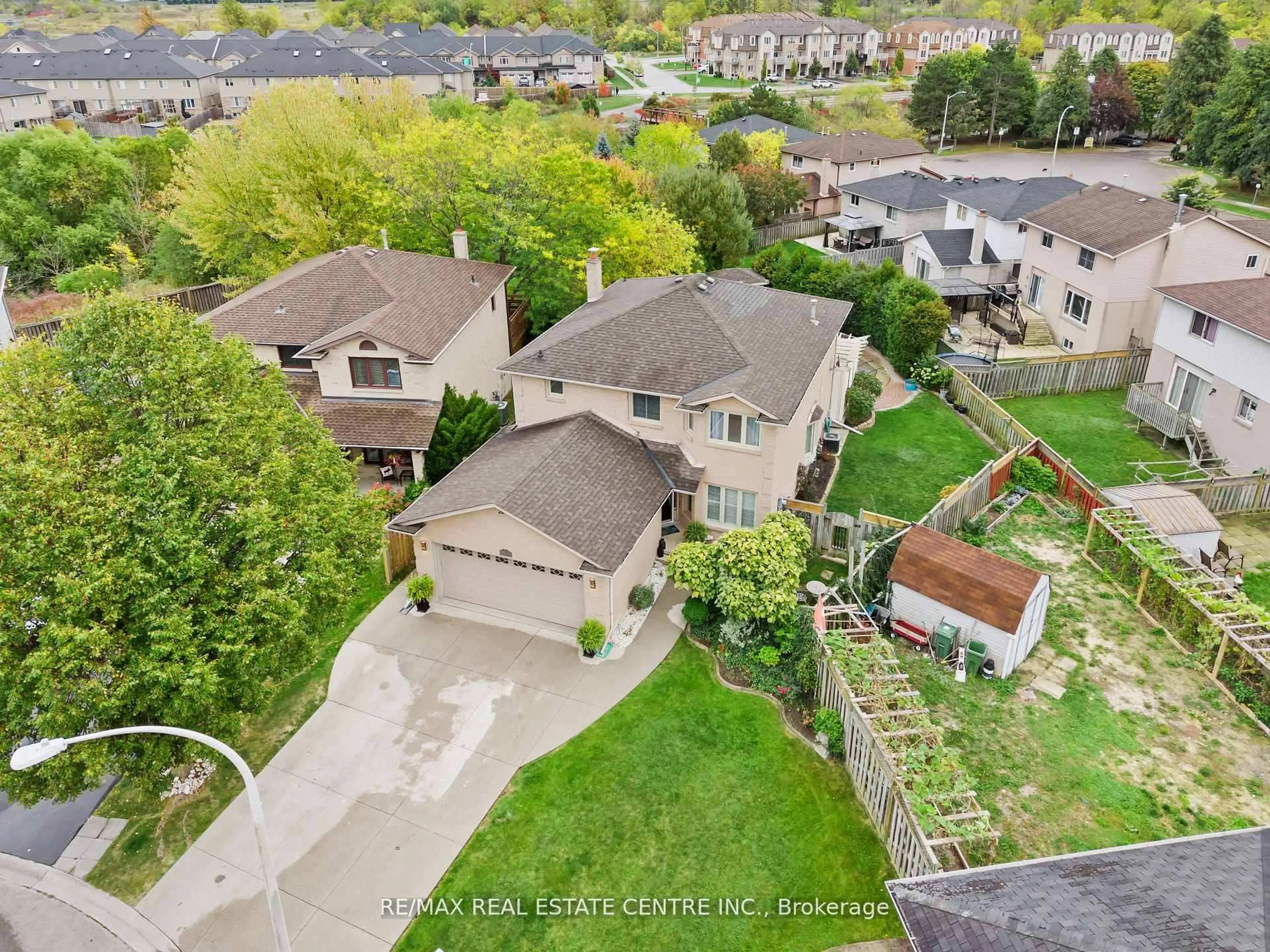 A pic from outside/outdoor area/front of a property/back of a property/a pic from drone, street for 20 Driftwood Pl, Hamilton Ontario L8J 2N7