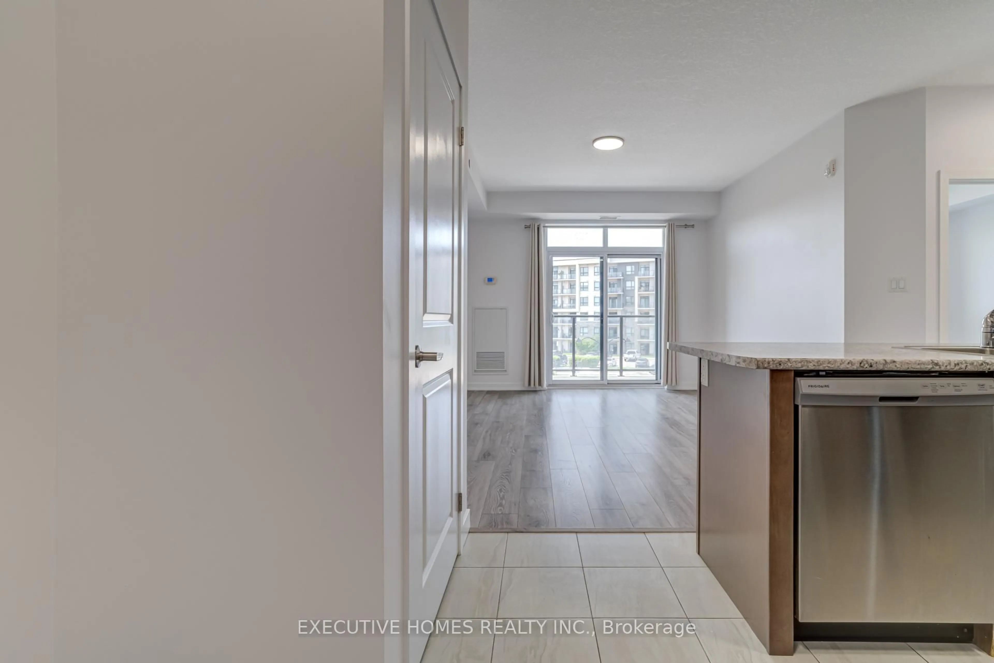 Indoor entryway for 101 SHOREVIEW Pl #327, Hamilton Ontario L8E 0K2