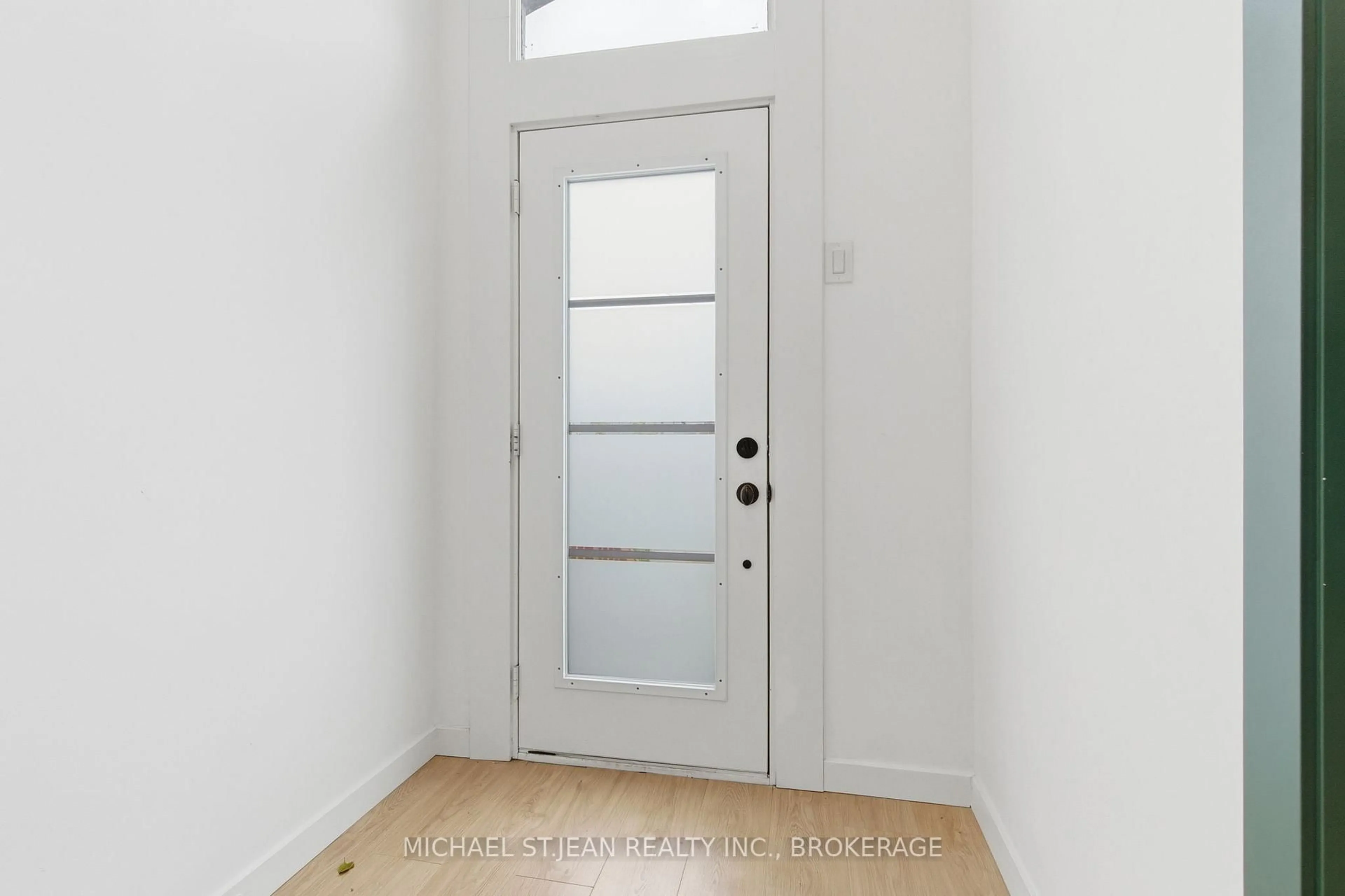 Indoor entryway for 273 Robert St, Hamilton Ontario L8L 2R5