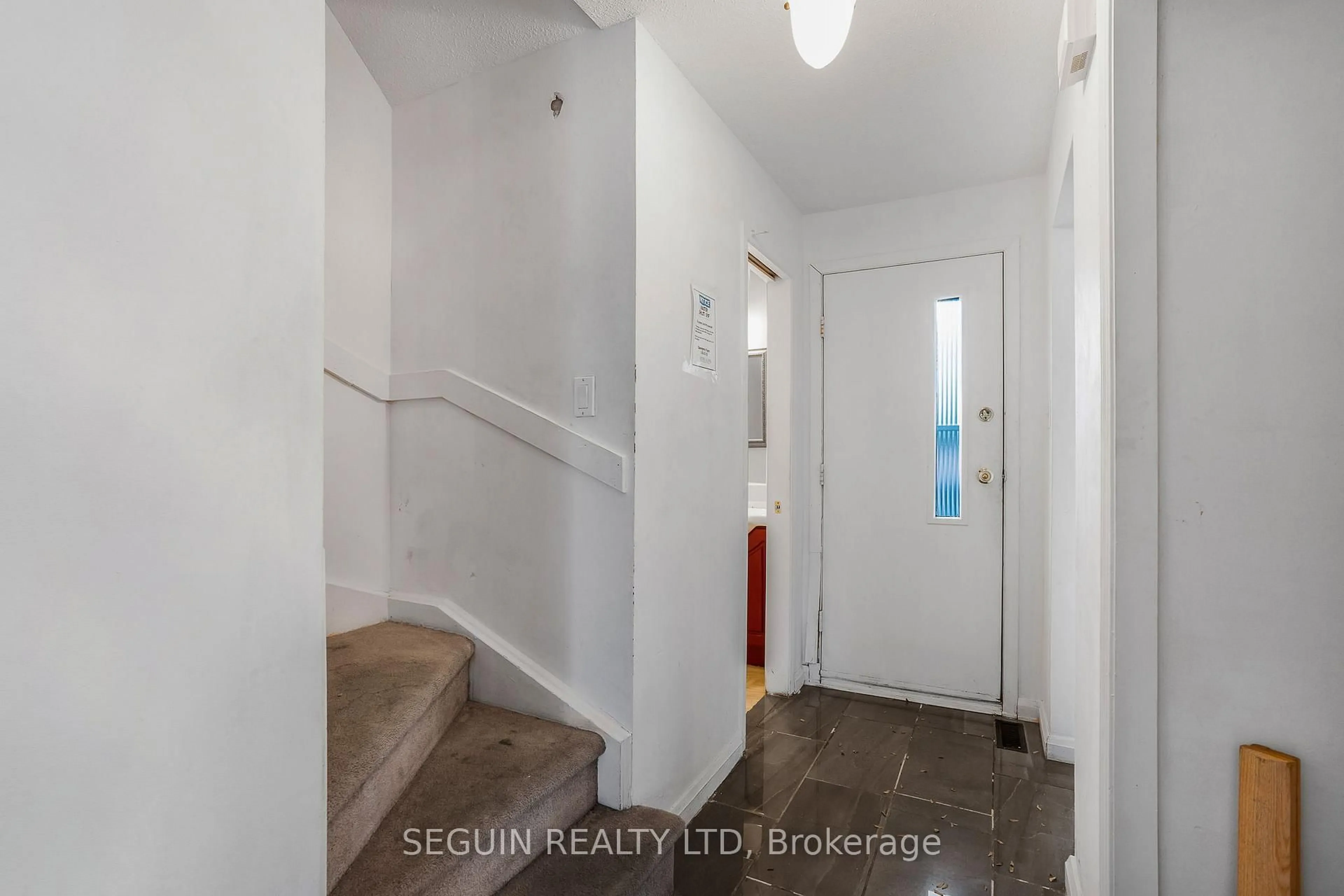 Indoor entryway for 6138 Brookside Lane, Orleans Ontario K1C 2K7