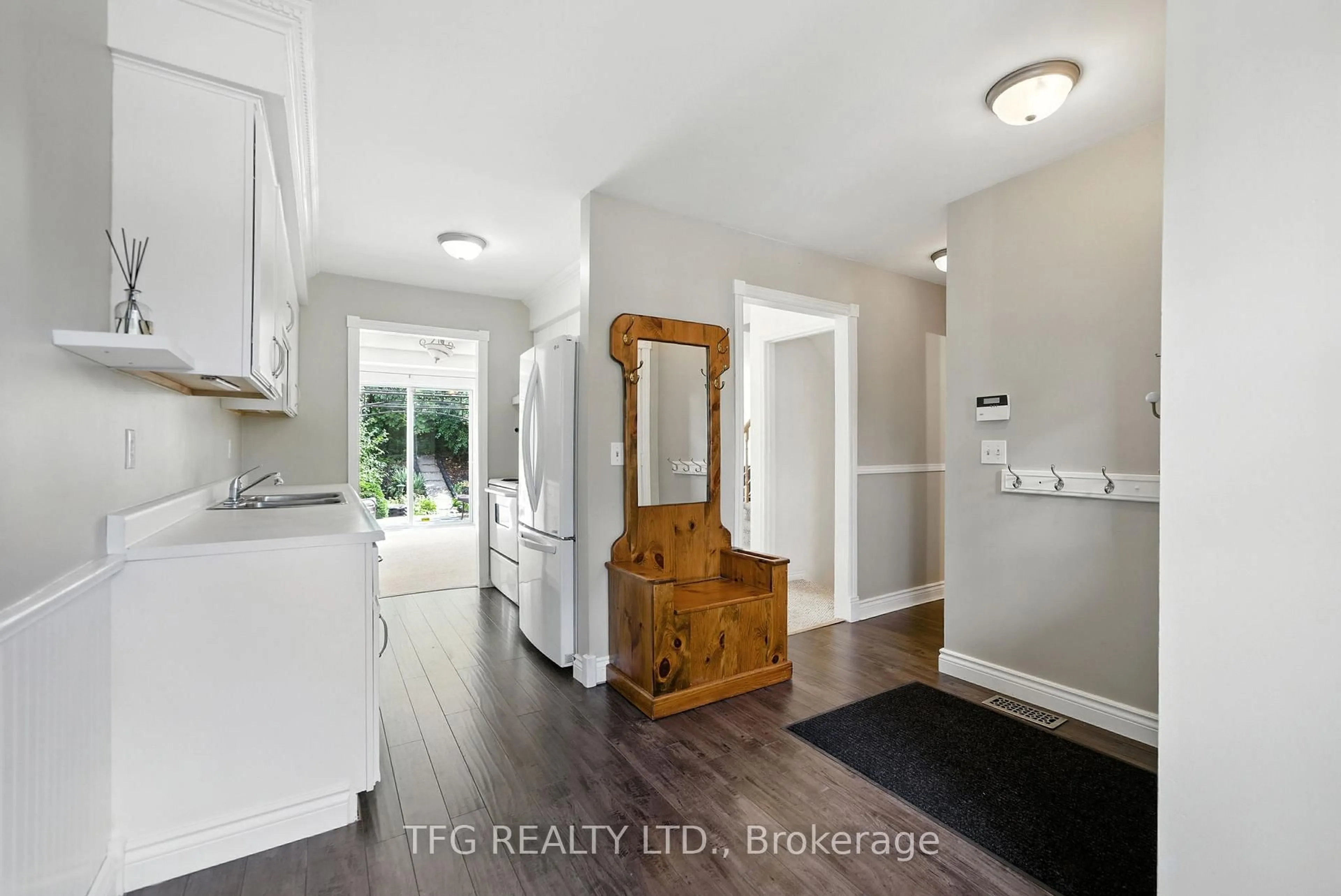 Indoor entryway for 165 Sutherland Cres, Cobourg Ontario K9A 5L6