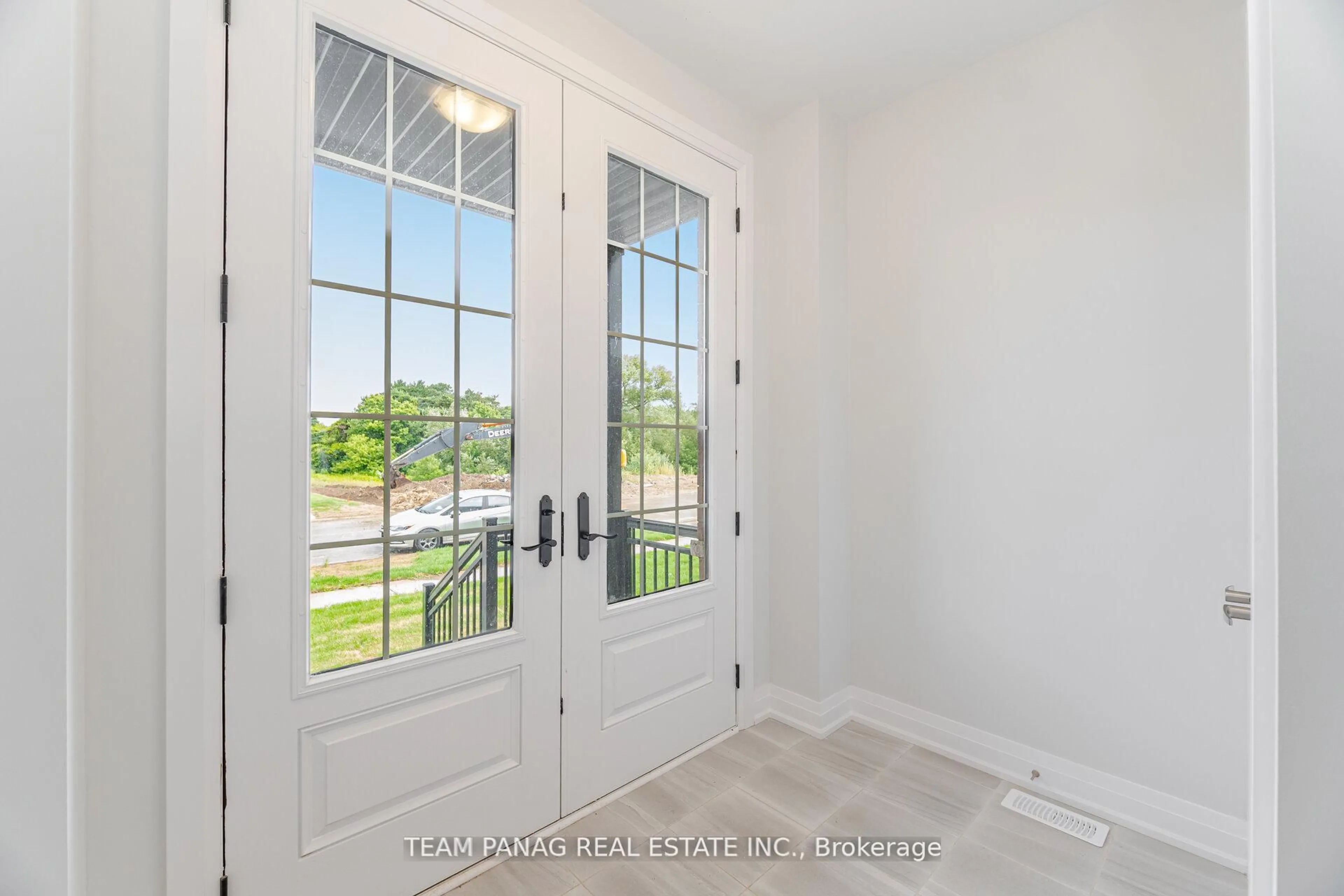 Indoor entryway for 104 Harwood Ave, Woodstock Ontario N4T 0P8