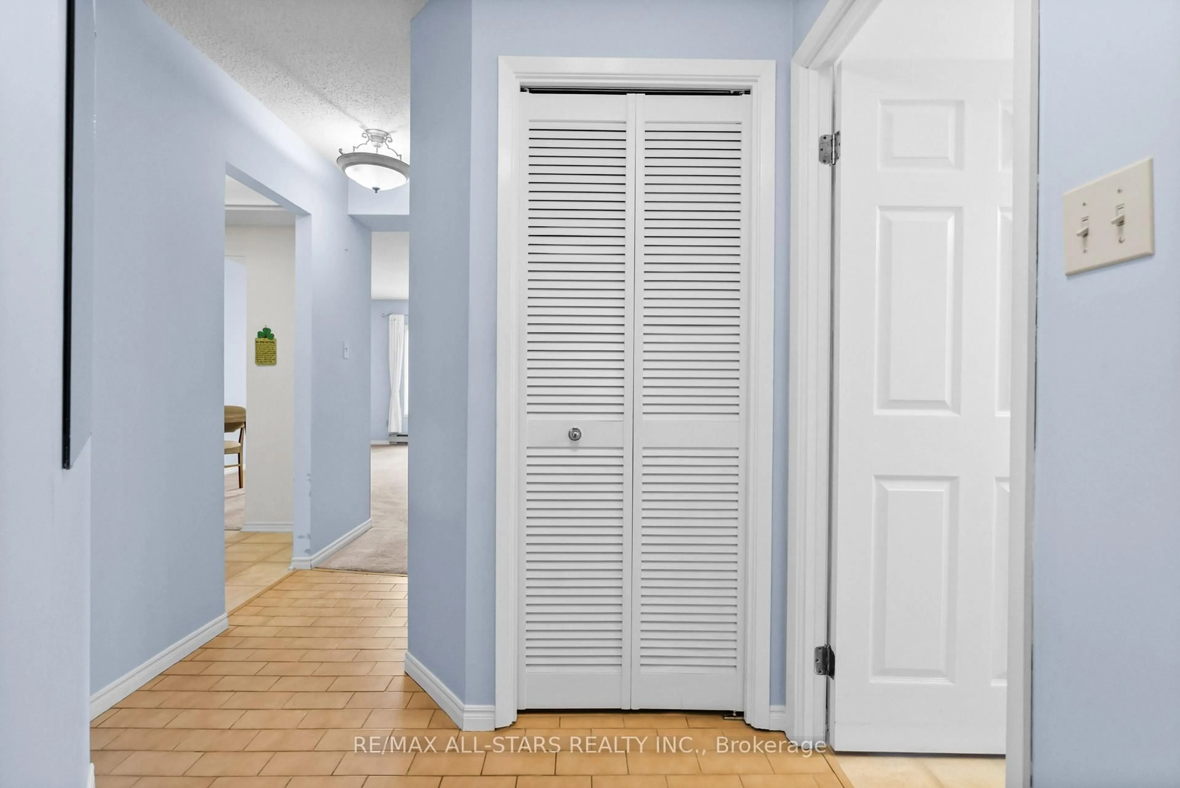 Indoor entryway for 2 Heritage Way #208, Kawartha Lakes Ontario K9V 5P5