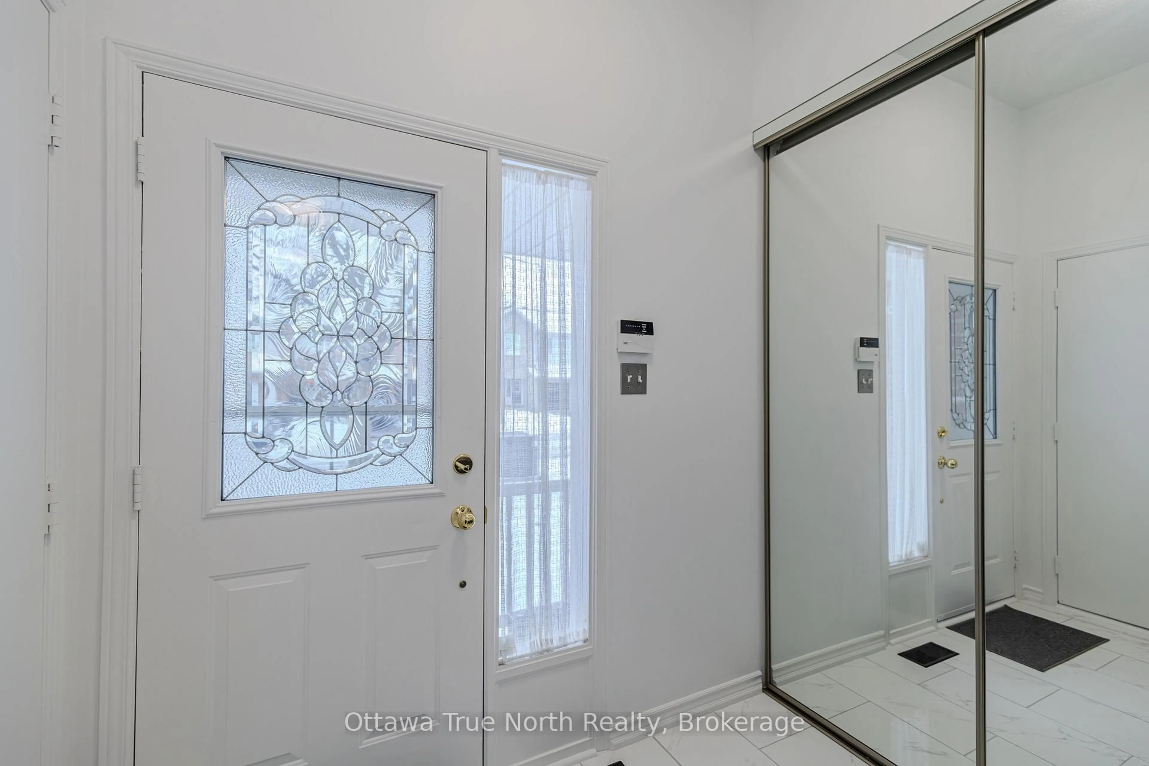 Indoor entryway for 60 Sheppard's Glen Ave, Ottawa Ontario K2M 2M9