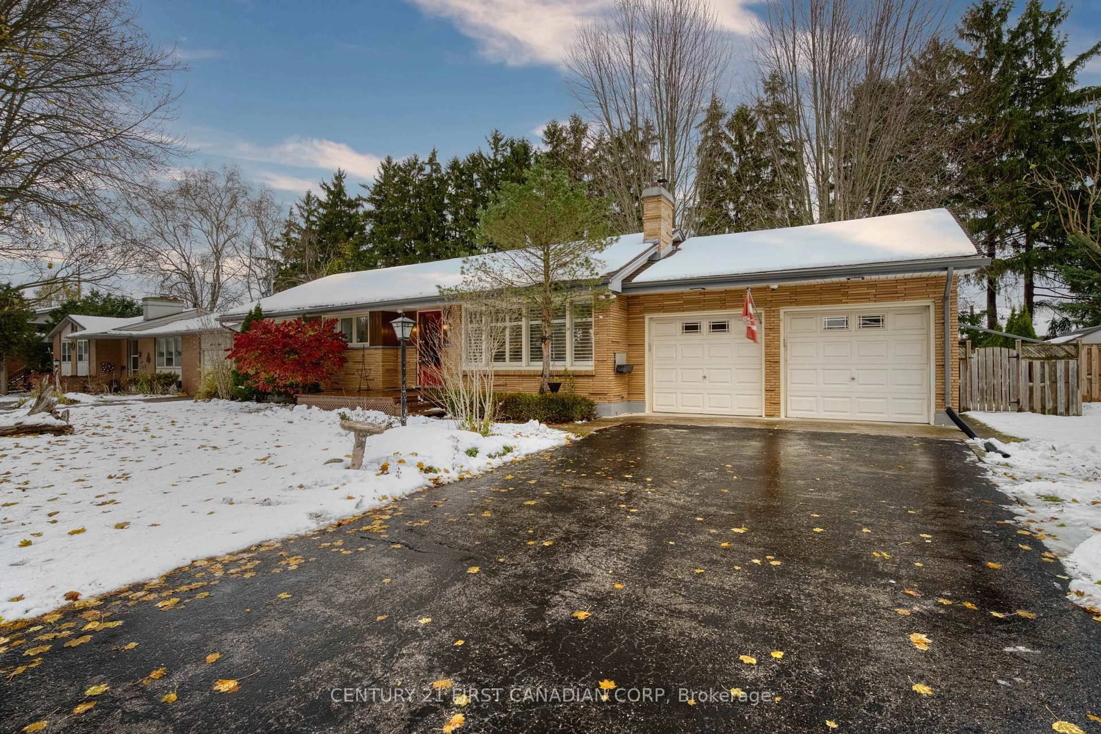 A pic from outside/outdoor area/front of a property/back of a property/a pic from drone, street for 74 DALEVIEW Cres, London North Ontario N5X 1H1