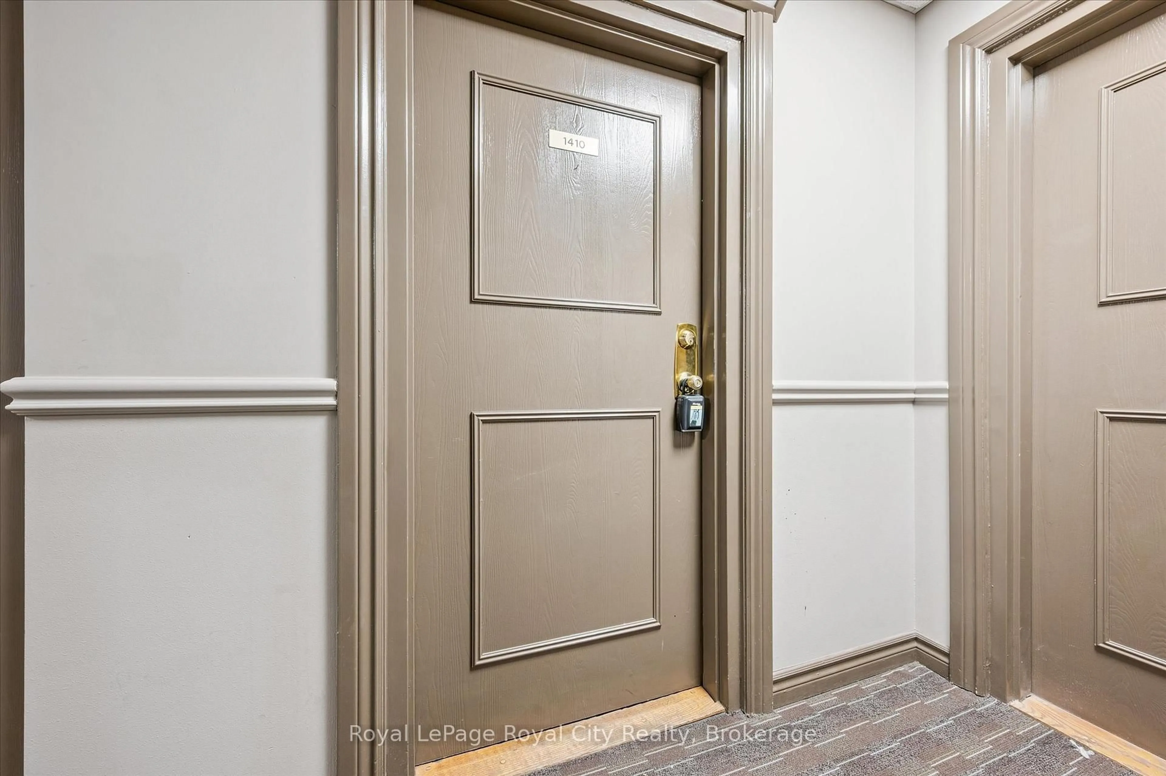 Indoor foyer for 35 Green Valley Dr #1410, Kitchener Ontario N2P 2A5