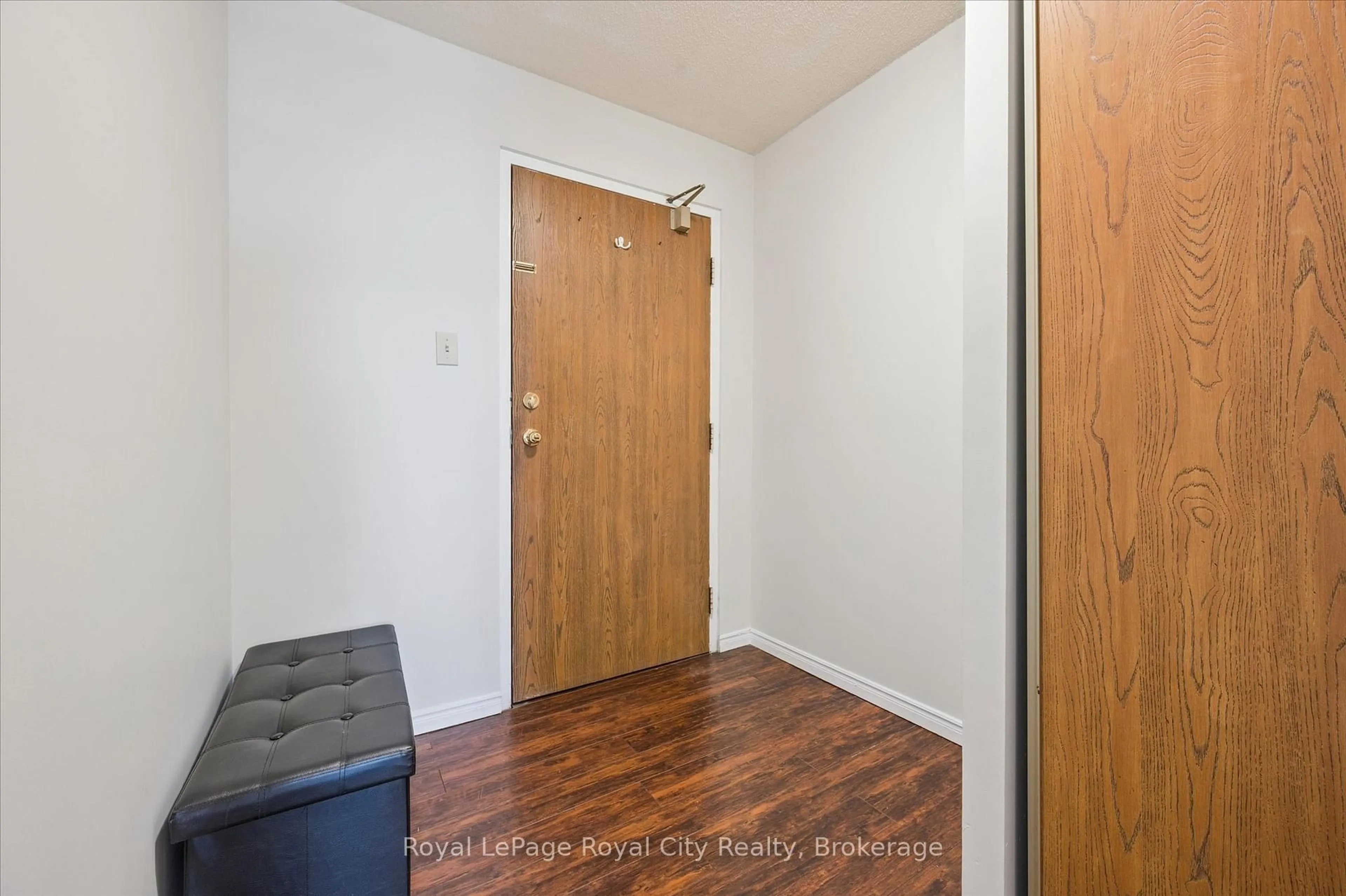 Indoor entryway for 35 Green Valley Dr #1410, Kitchener Ontario N2P 2A5